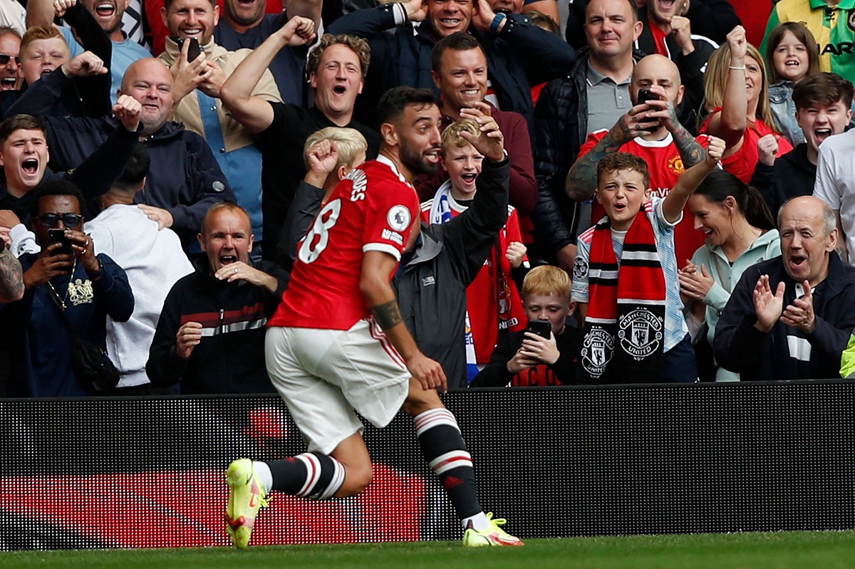 Bruno Fernandes mencetak hattrick bagi Manchester United saat menundukkan Leeds United 5-1 di Old Trafford, Sabtu (14/8).   