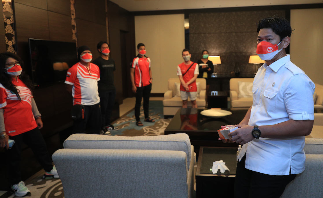 Ketua KOI Raja Sapta Oktohari saat berbincang dengan kontingen Indonesia untuk Olimpiade Tokyo 2020