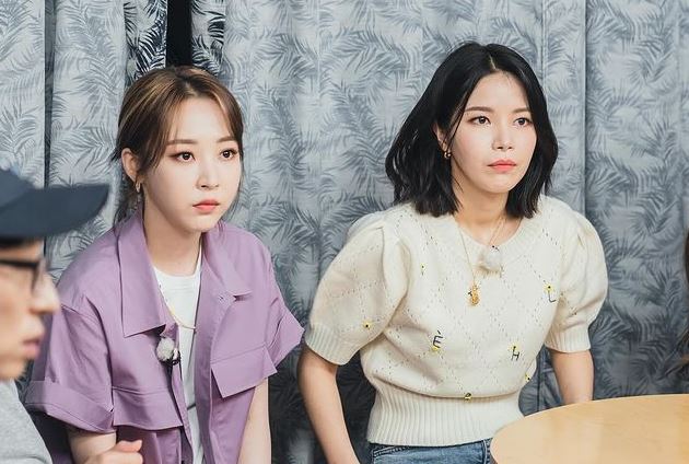 Personel Mamamoo Moon Byul dan Solar saat tampil di acara variety televisi Sixth Sense
