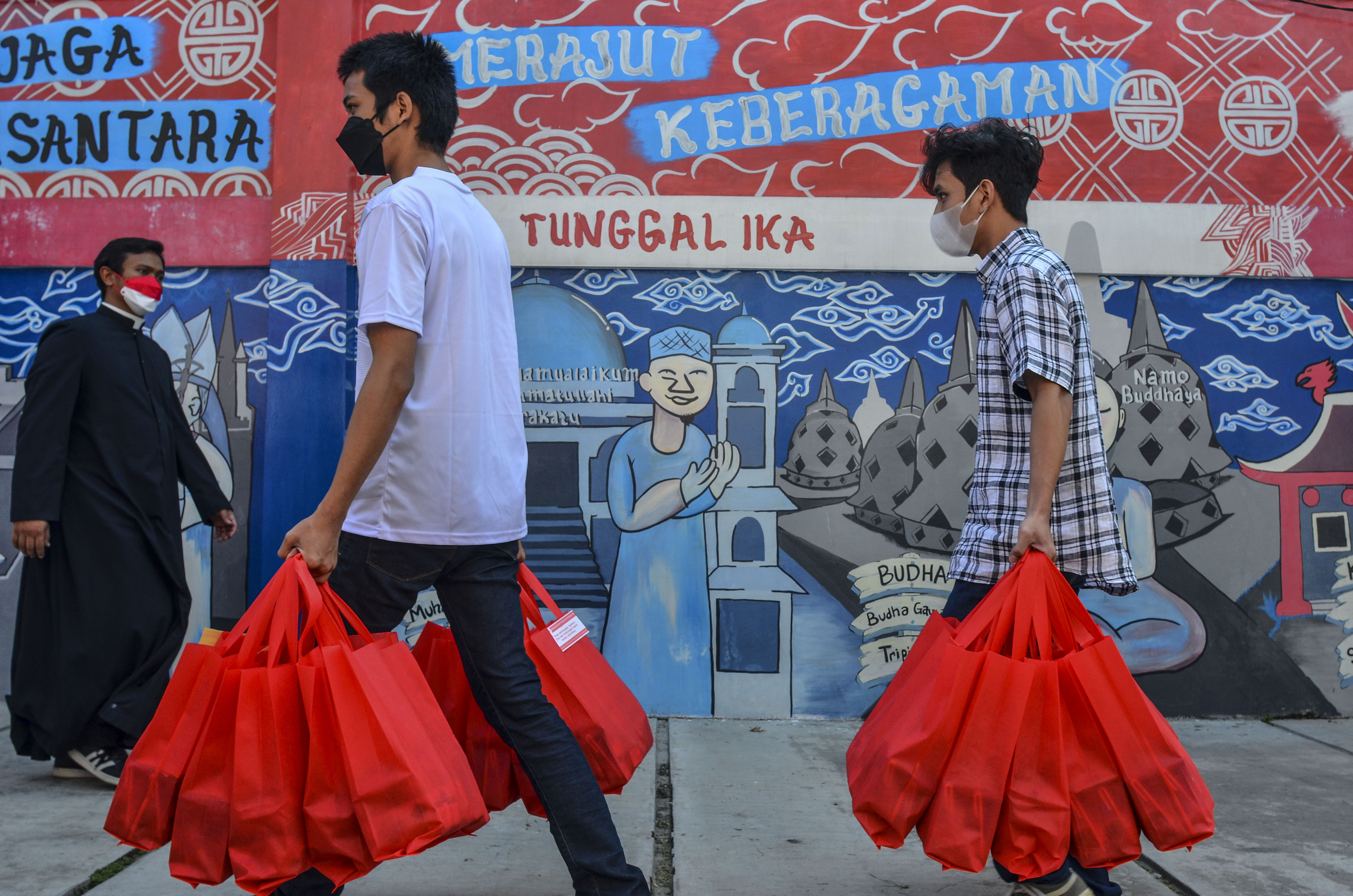  Sejumlah pemuda membawa bingkisan untuk diserahkan  kepada masyarakat yang membutuhkan.