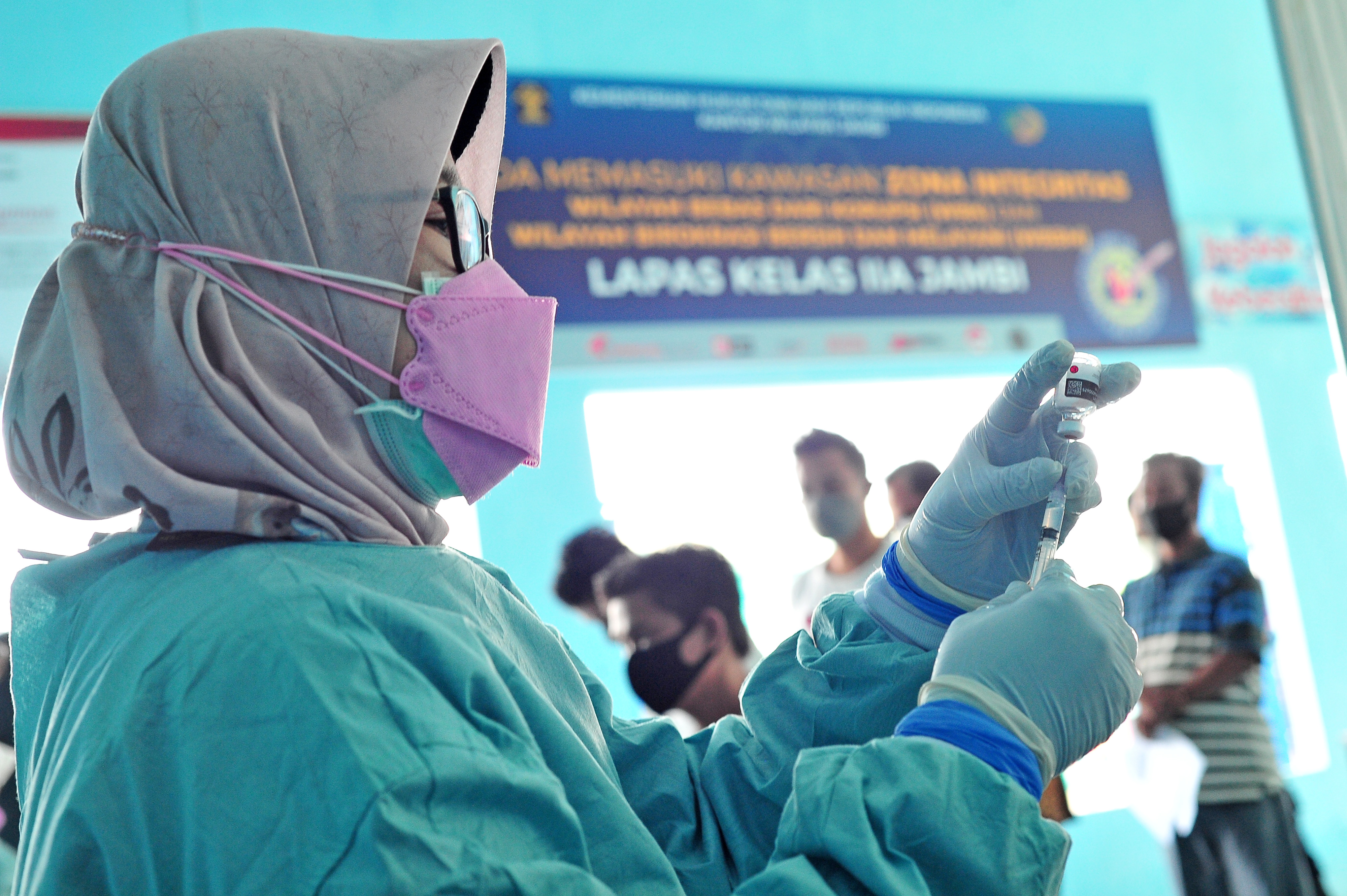 Tenaga Kesehatan menyiapkan suntkan vaksin COovic-19