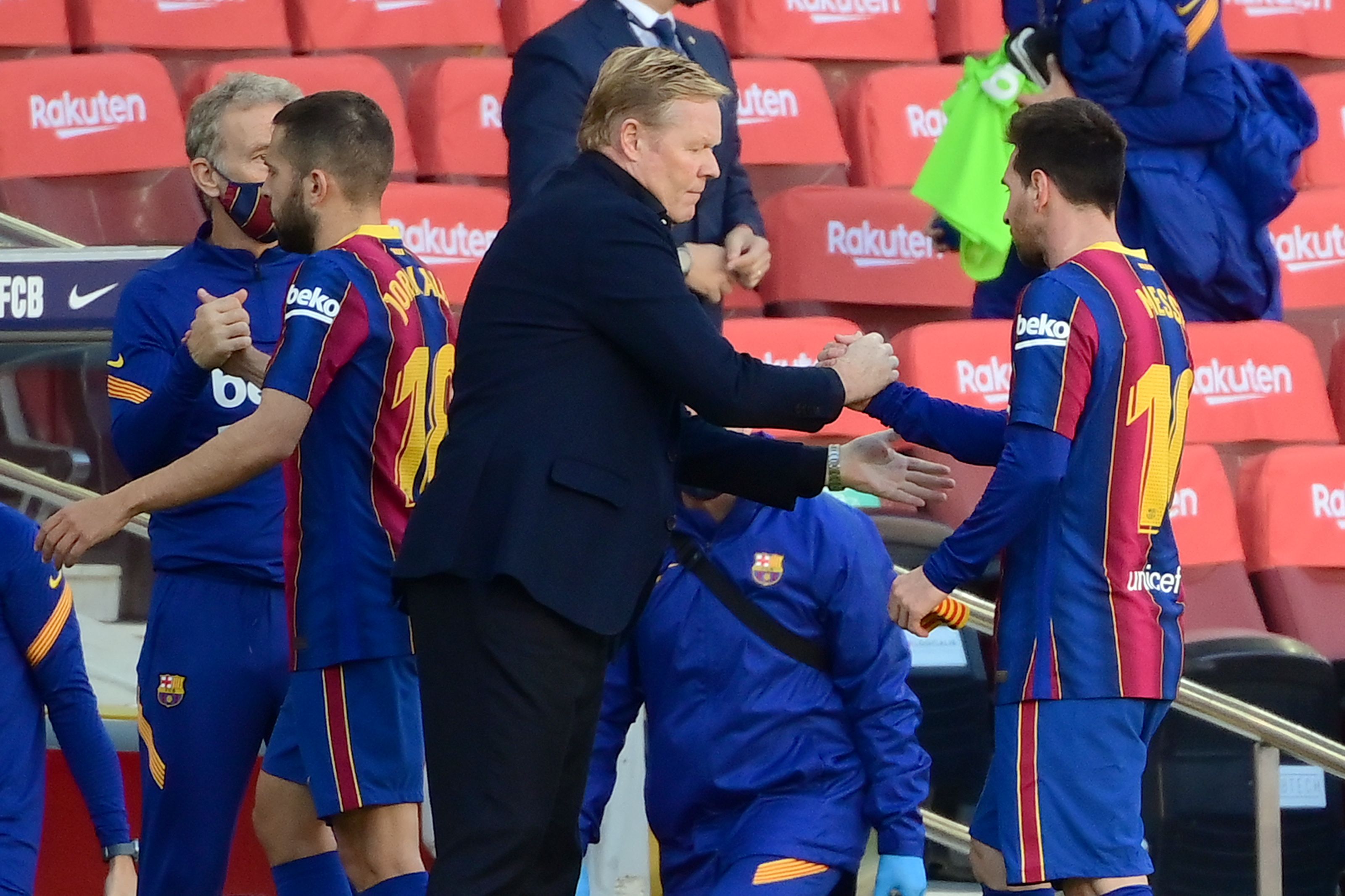 Pelaih Barcelona Ronald Koeman (kiri) dan Lionel Messi