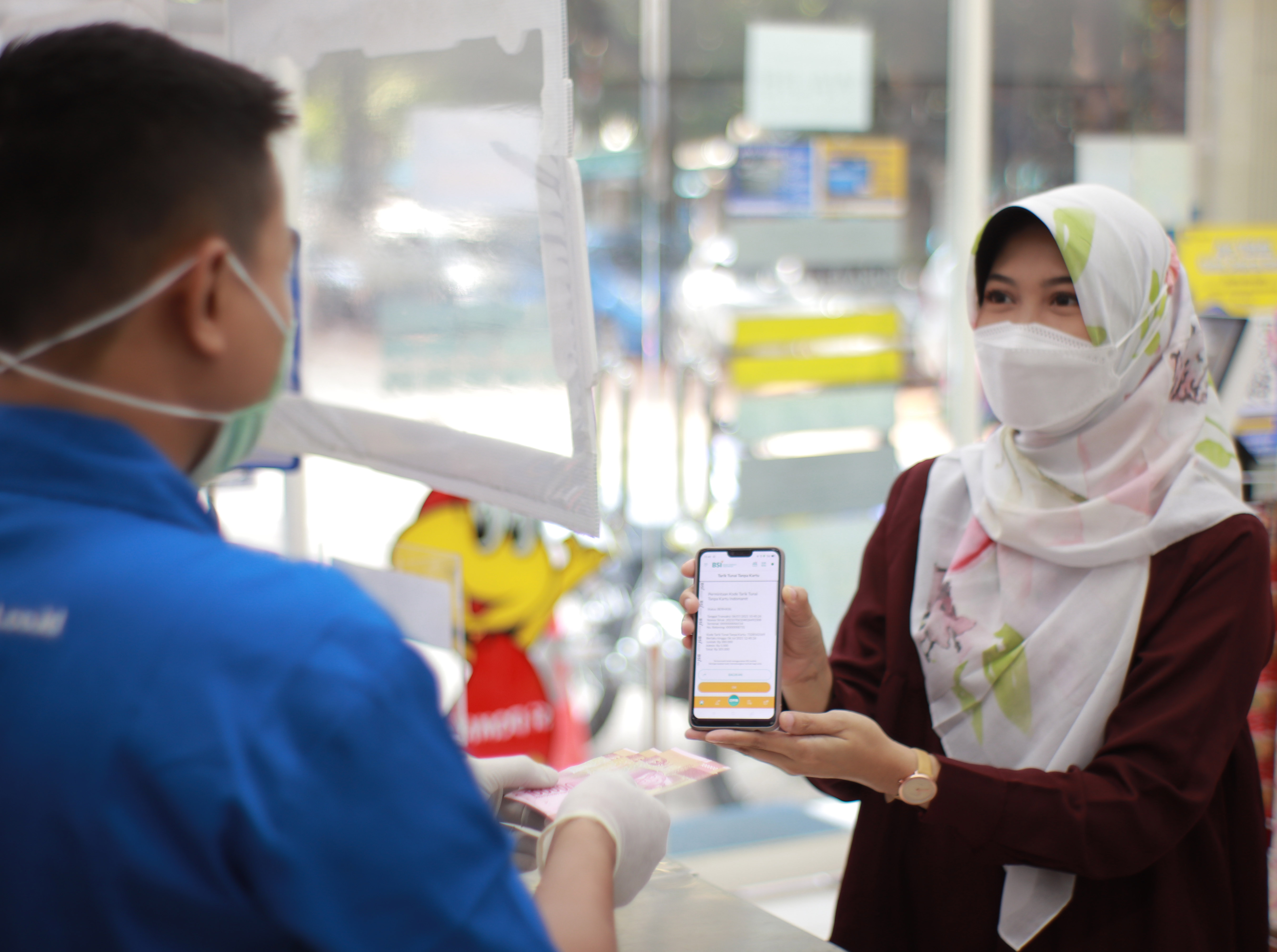 Nasabah BSI melakukan tarik tunai di gerai Indomaret di Jakarta, Selasa (10/8).