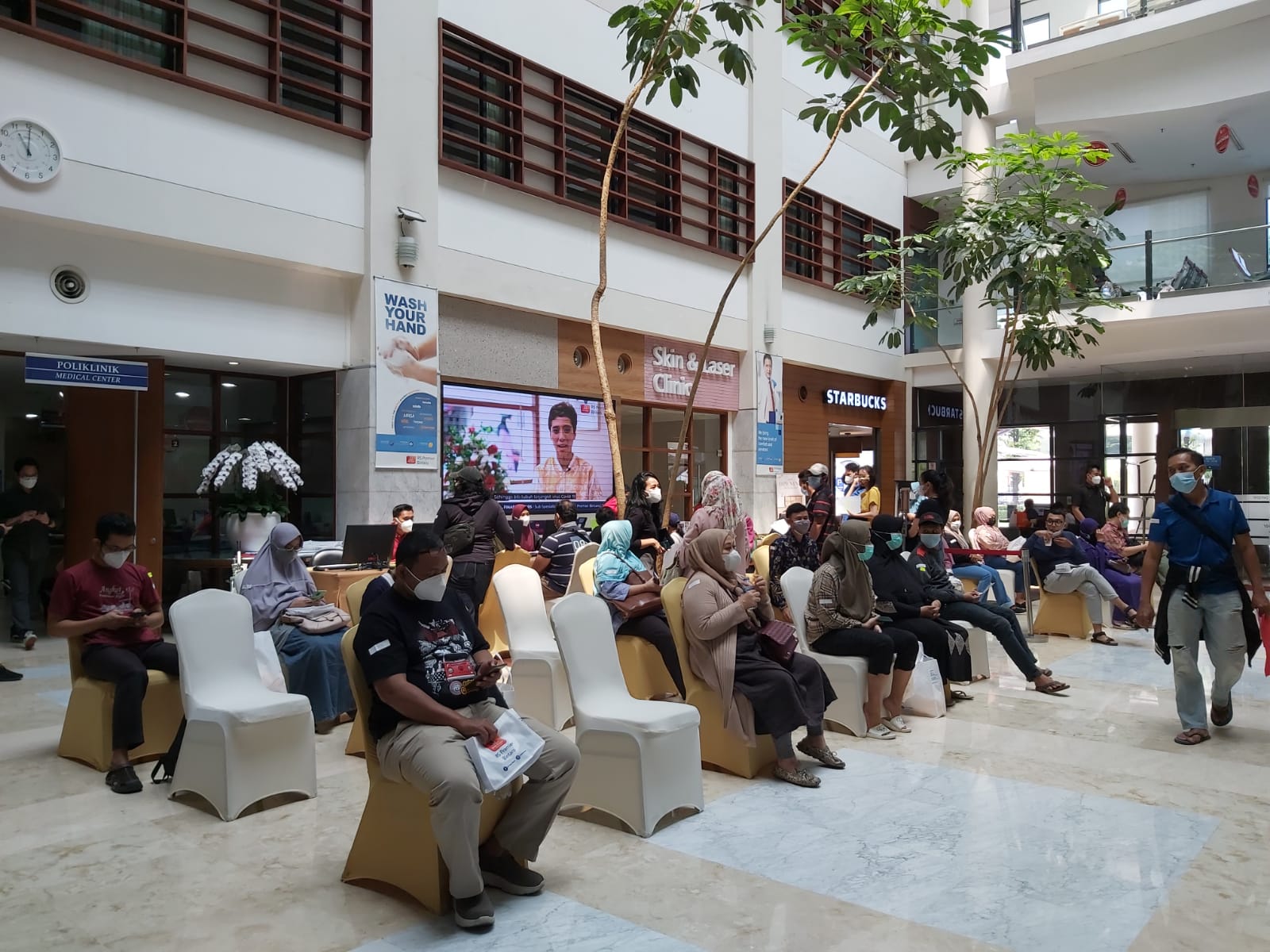 Sejumlah warga tengah menunggu untuk divaksin.