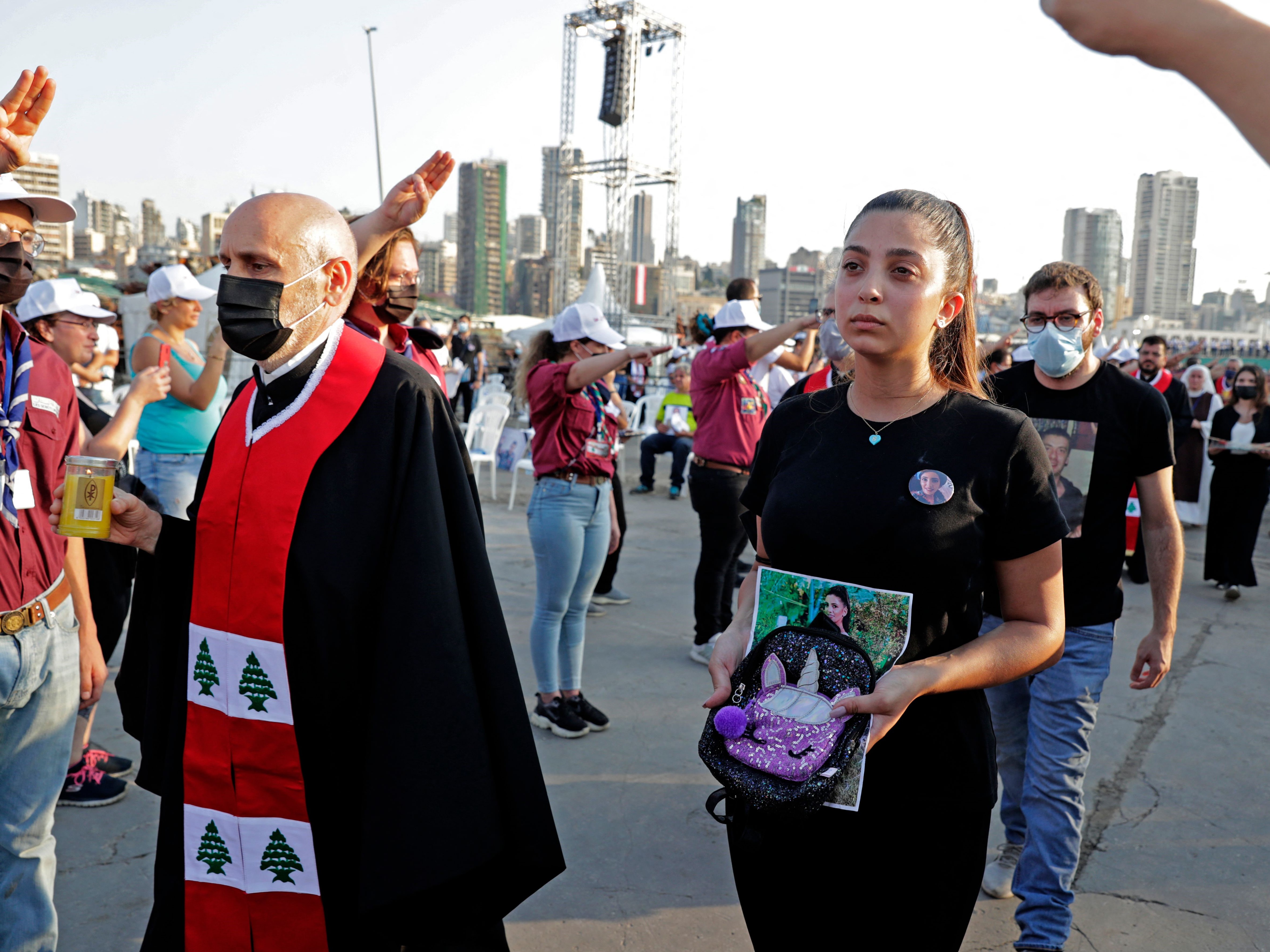 Kerabat korban yang meninggal selama ledakan Beirut pada 2020.