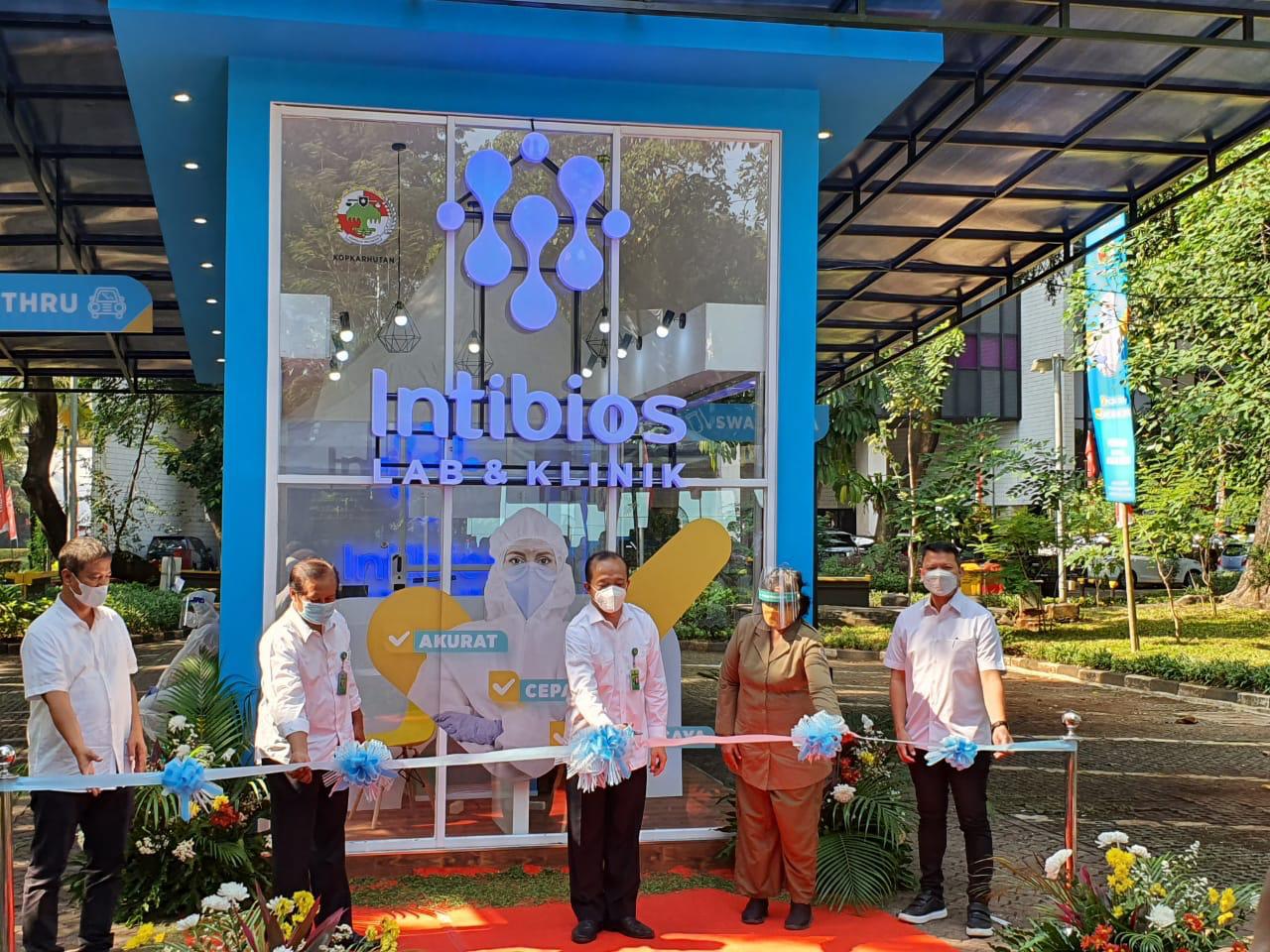 Layanan Drive Thre tes Covid-19 di KLHK