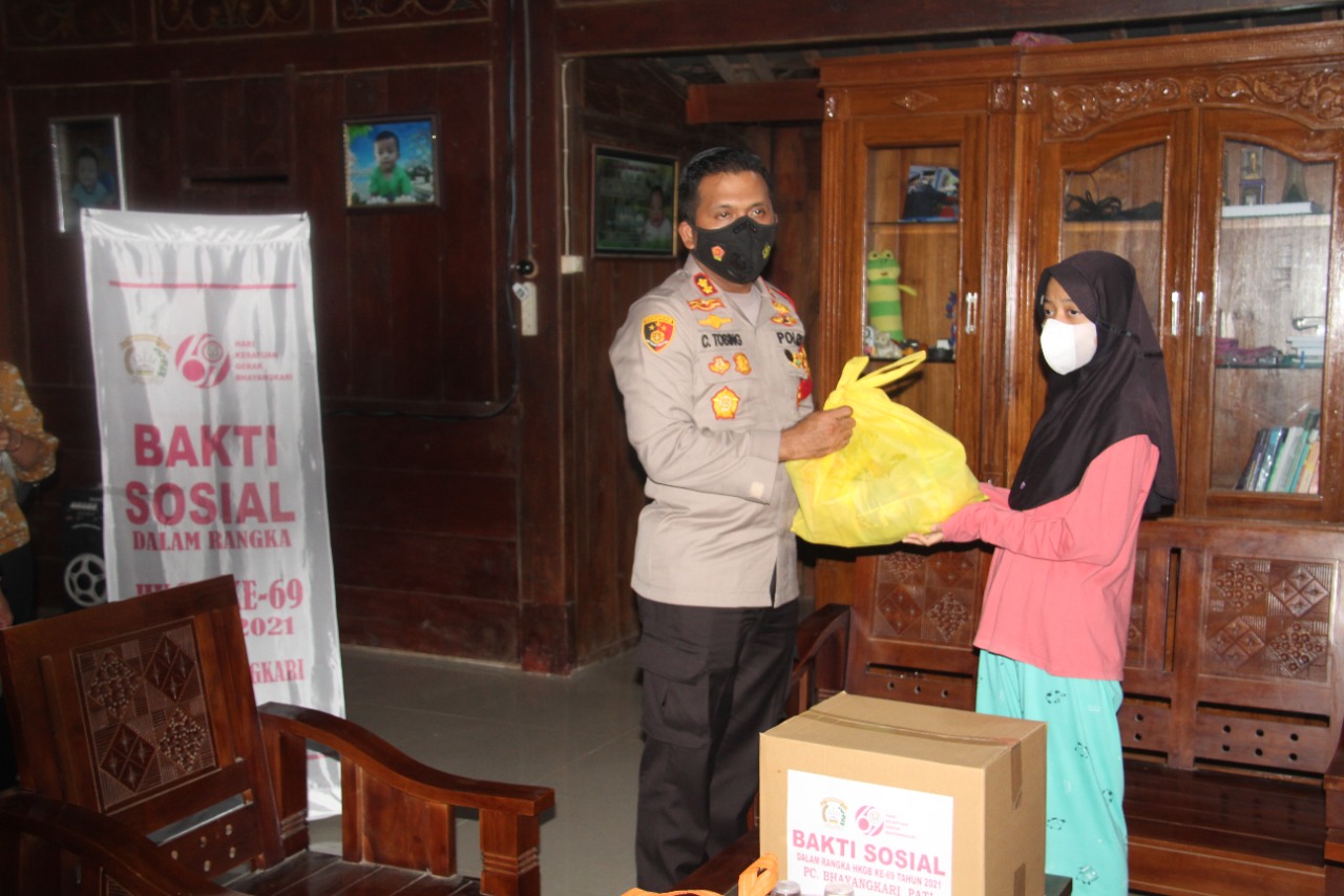 Kapolres Pati memberikan santunan pada anak yang menjadi Yatim akibat Covid-19