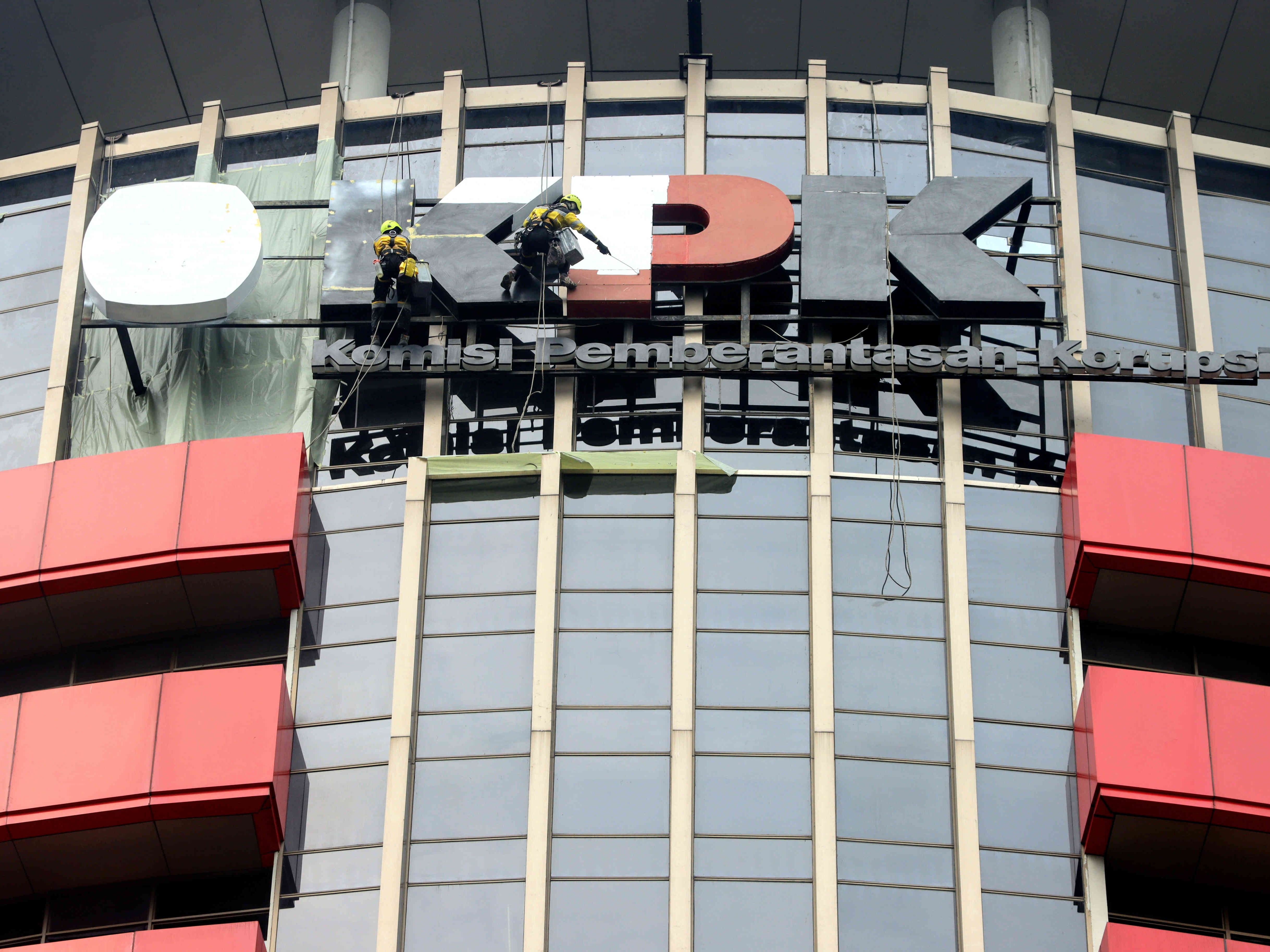 Pekerja mengecat logo Komisi Pemberantasan Korupsi (KPK) di Gedung Merah Putih, Jakarta.