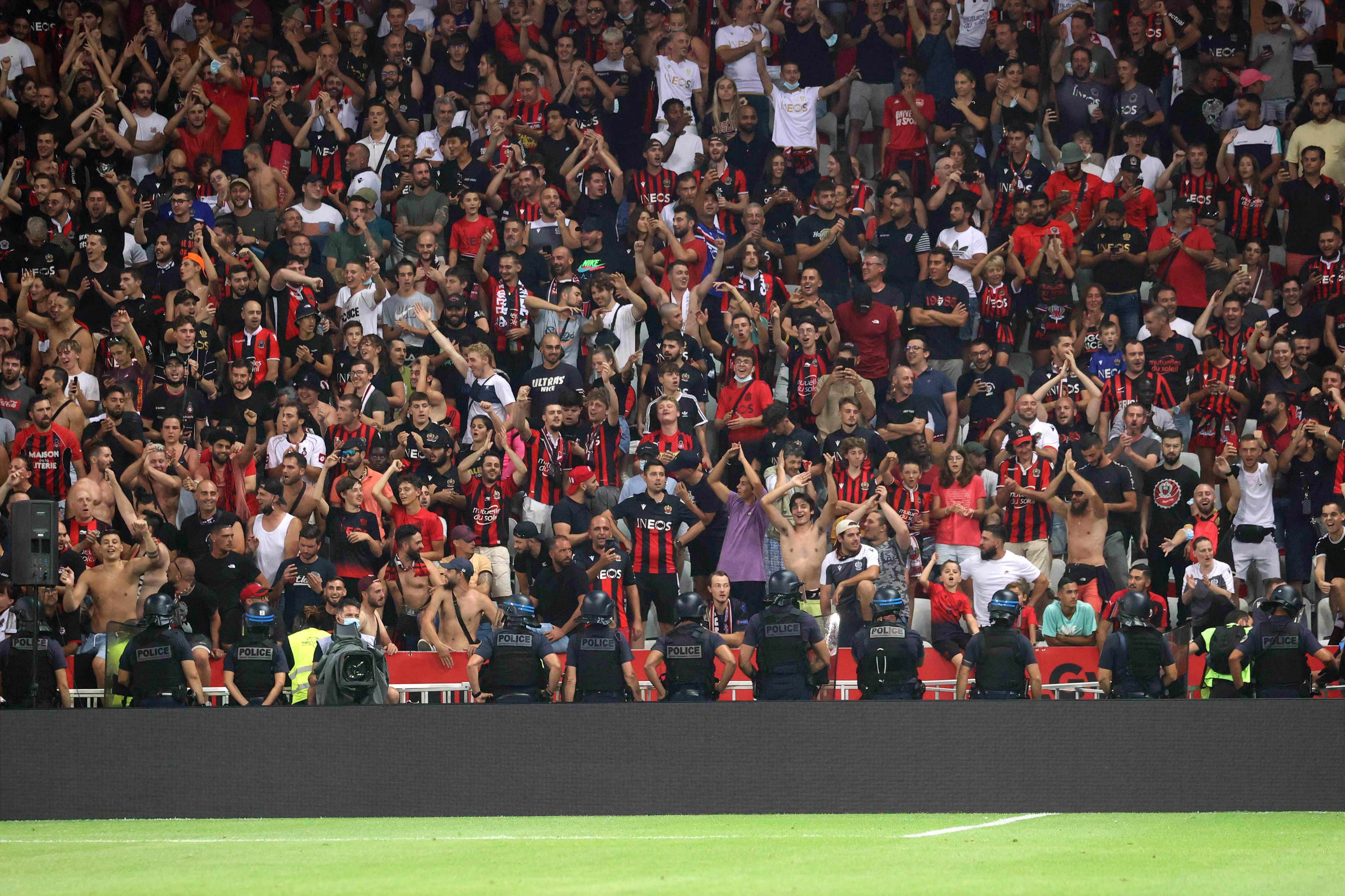 Pendukung Nice di Stadion Allianz Riviera.