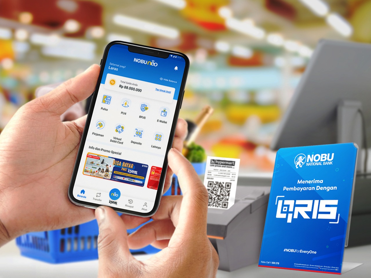 Seorang warga akan bertransaksi menggunakan Qris.