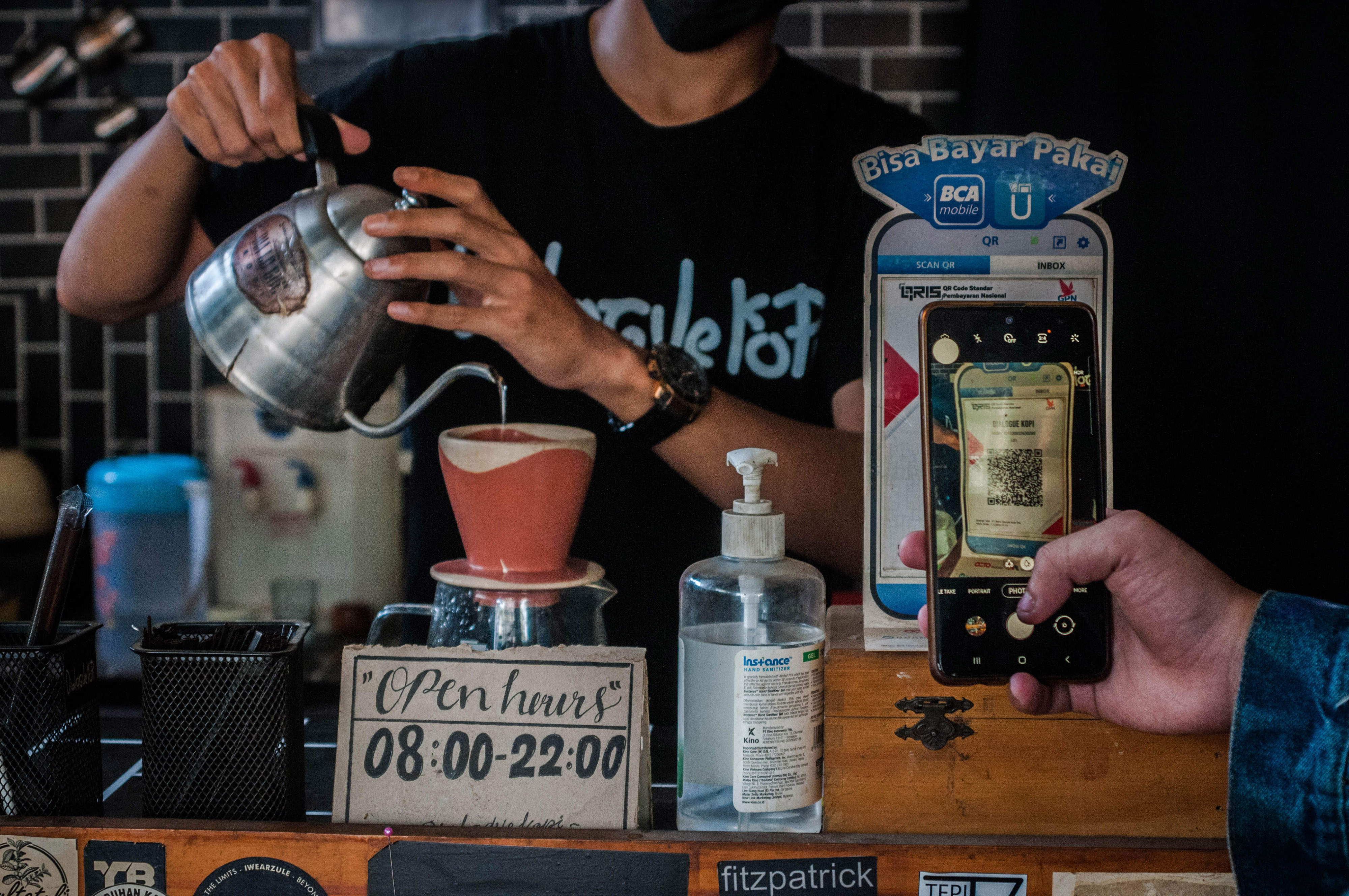 Bank Indonesia mendorong transaksi digital melalui QRIS