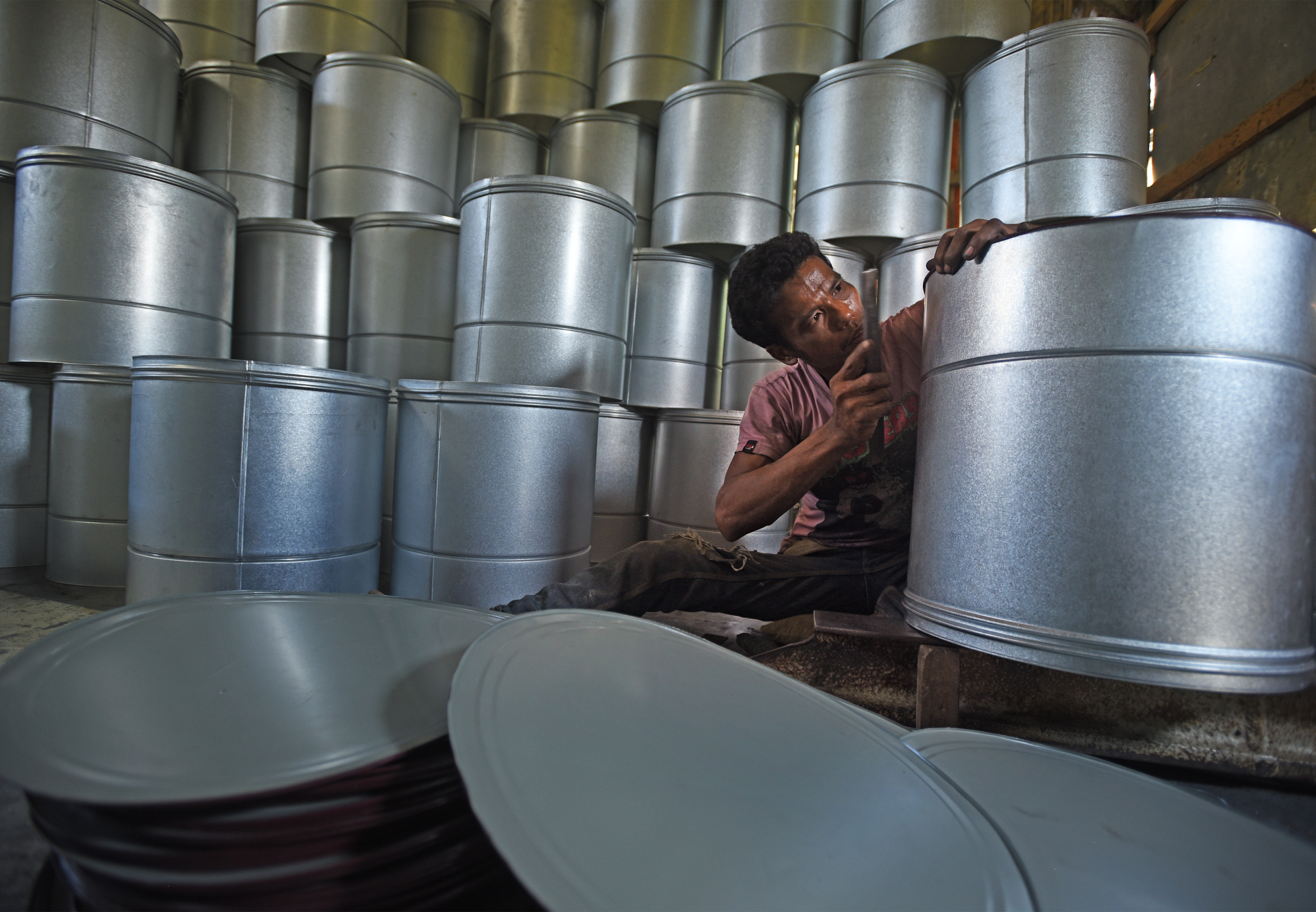 Pekerja menyelesaikan pembuatan dandang di Kampung Citasuk, Serang, Banten.