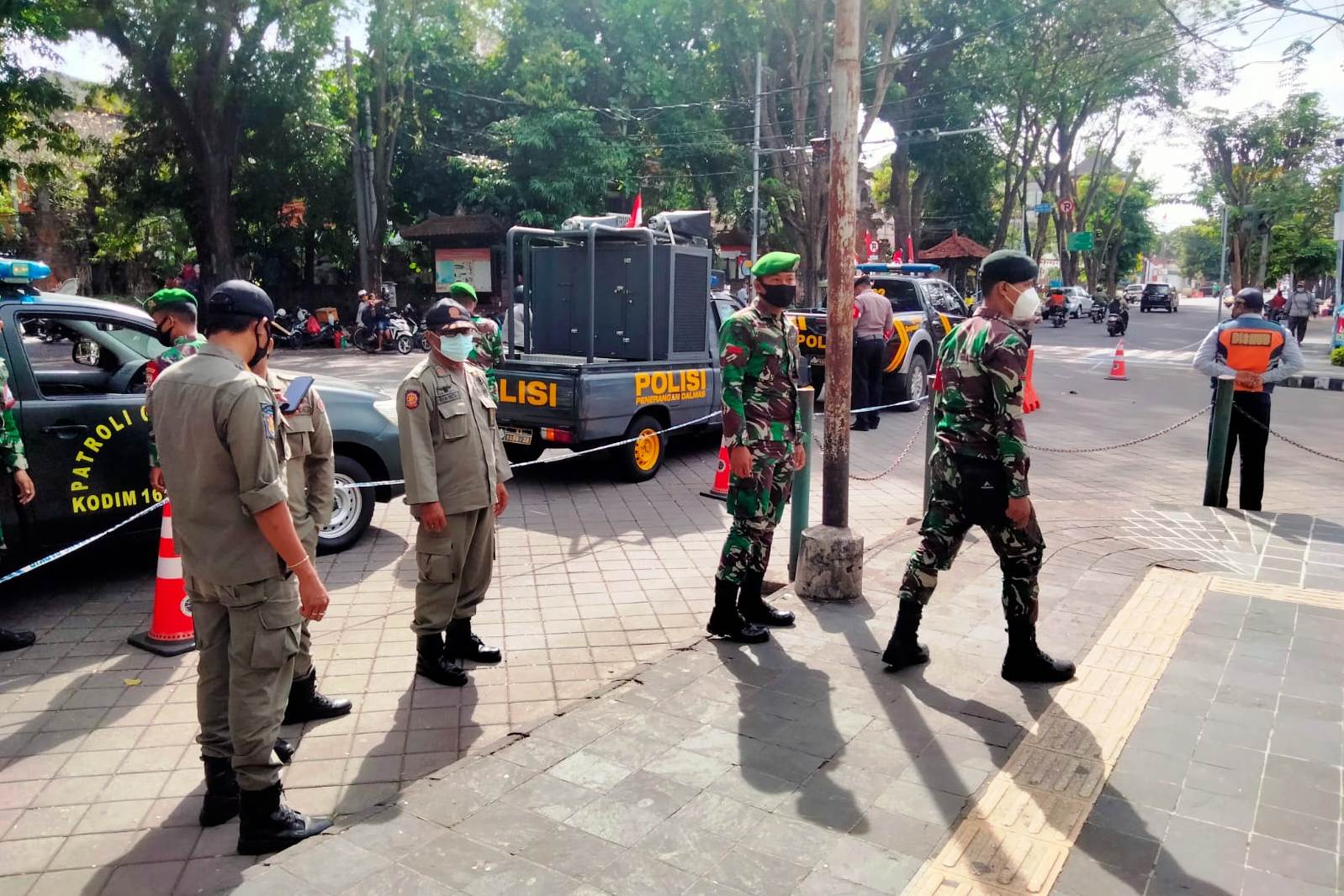 Tim Yustisi Kota Denpasar terus mengawasi, menertibkan pengunjung yang melakukan aktivitas di Lapangan Puputan I Gusti Made Agung, Denpasar.