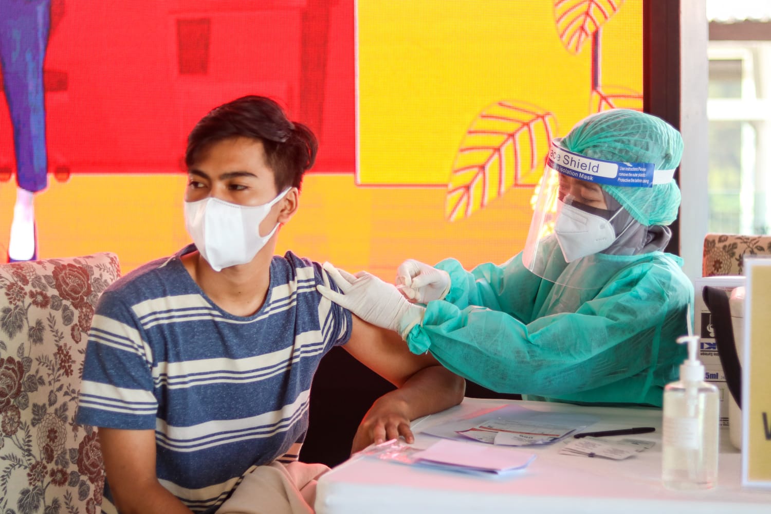 Proses vaksinasi Covid-19 yang diselenggarakan SHGC dan komunitas golf