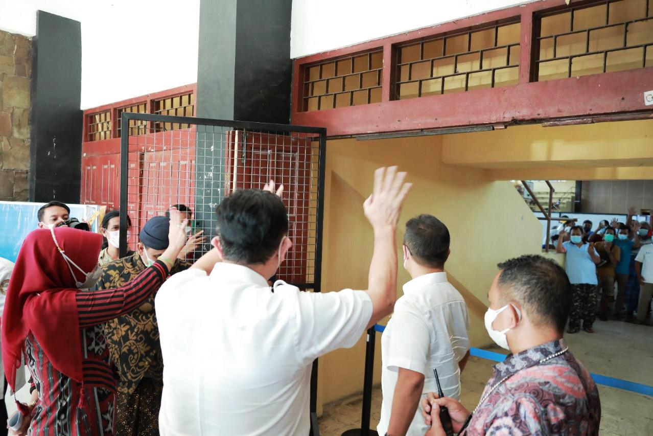 Menkomarves Luhut Desak Pemindahan Isoman ke Isoter Saat Tinjau Asrama Haji dan Solo