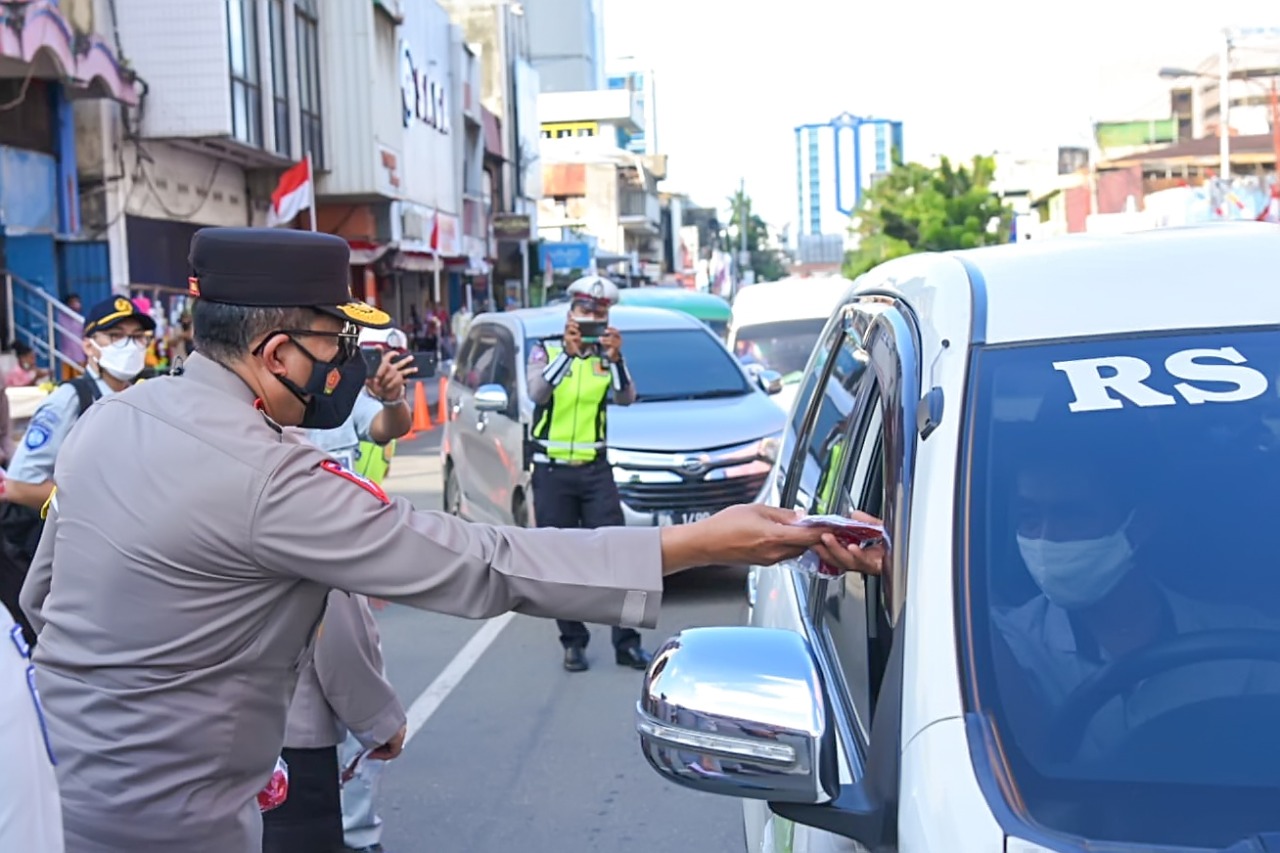 Kakorlantas Polri Irjen Istiono mengecek vaksinasi bagi pengemudi di Papua, Kamis (12/8).