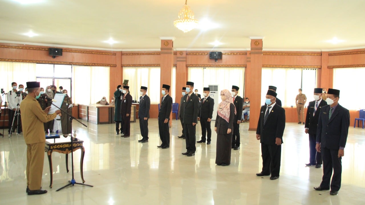 Pelantikan 16 pejabat di lingkungan Pemkab OKI oleh Wagub OKI HM Dja'far Shodiq, Selasa (10/8).