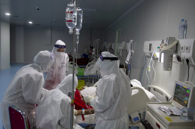 Sejumlah tenaga kesehatan merawat pasien positif COVID-19 di Rumah Sakit Darurat COVID-19 (RSDC), Wisma Atlet, Kemayoran, Jakarta.