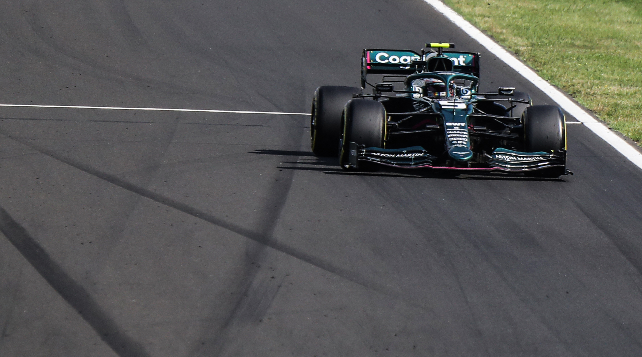 Mobil Aston Martin yang dikendarai Sebastian Vettel di GP Hongaria.