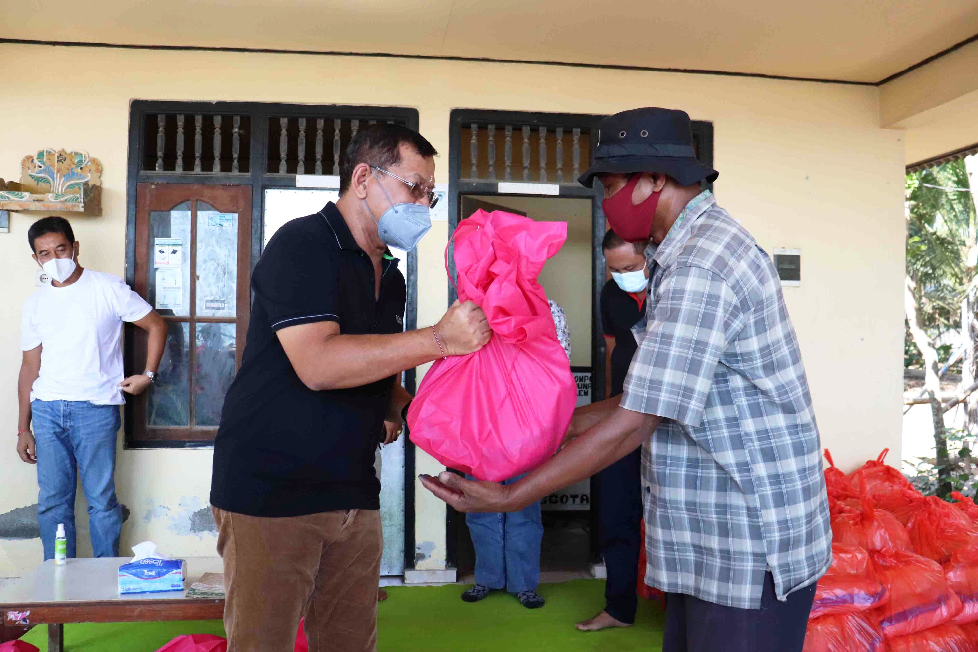 Paket sembako diserahkan pada kelompok nelayan di Desa Bondalem, Kecamatan Tejakula, Buleleng oleh Wabup Buleleng Nyoman Sutjidra.