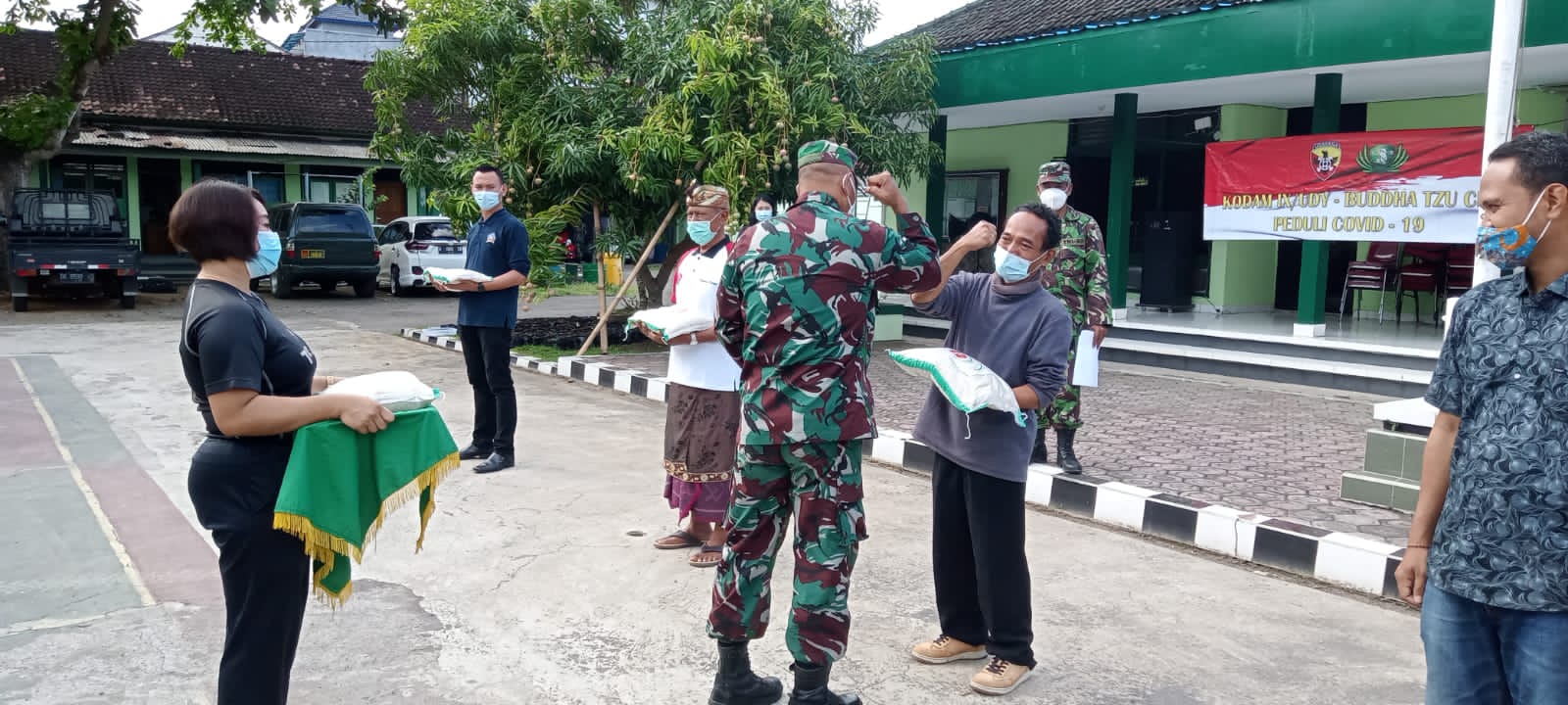  Kasdim 1617/Jembrana Mayor Inf I Gusti Made Seputara secara simbolis menyerahkan bantuan sembako kepada pelaku usaha/pekerja pariwisata di 