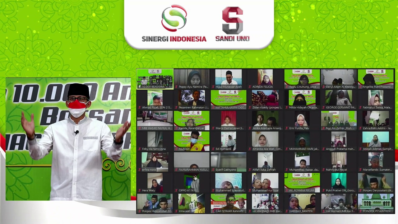 Menparekraf Sandiaga Uno membagikan beasiswa untuk anak yatim piata dan anak pedagang kecil, bertepatan peringatan 10 Muharam, Jumat (20/8)