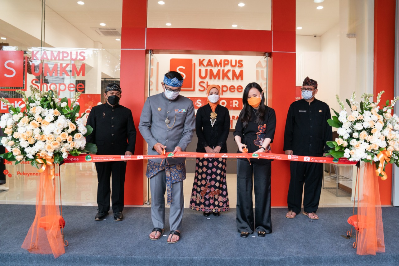 Gubernur Jabar Ridwan Kamil saat meresmikan Kampus UMKM Shopee Ekspor di Bandung, Kamis (5/8).