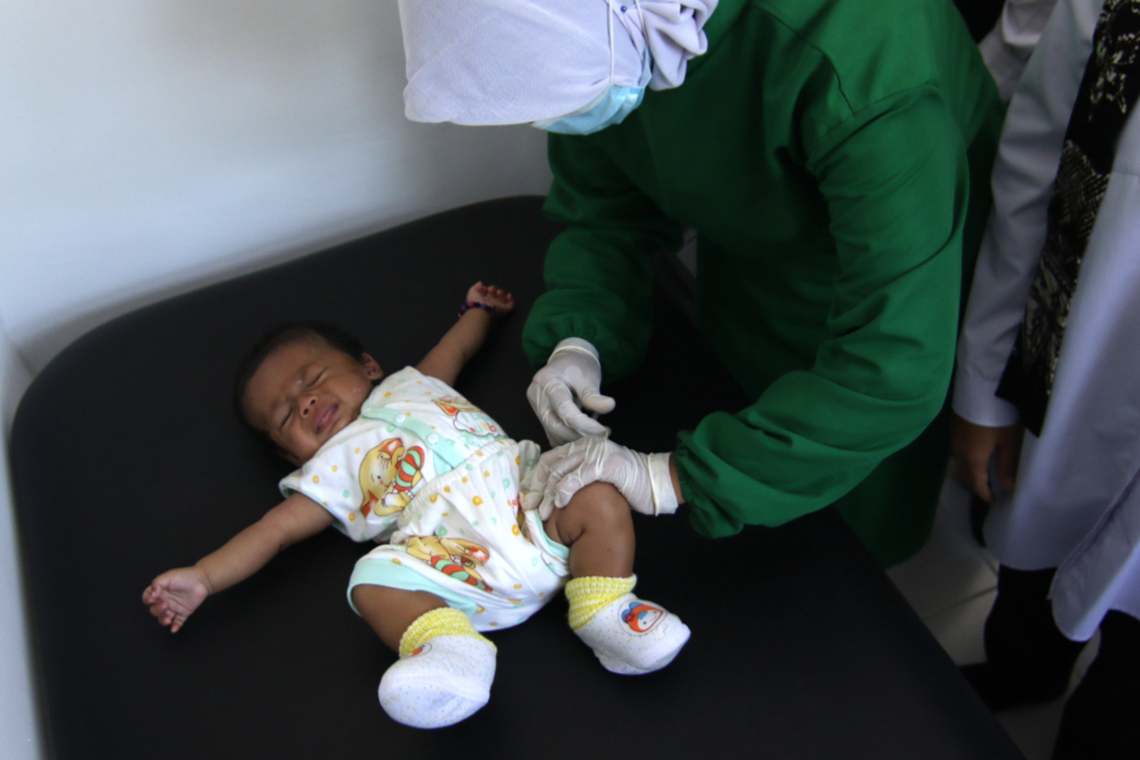 Bayi sedang mendapatkan imunisasi.