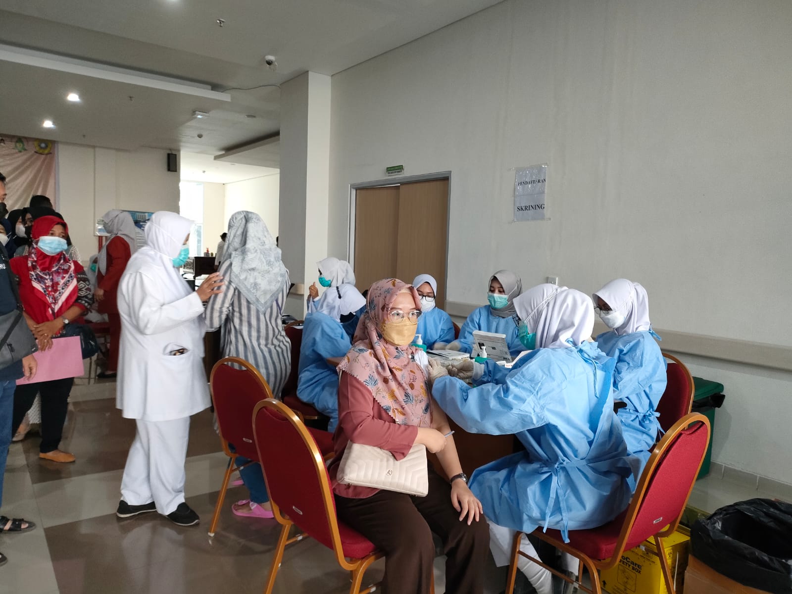 VAKSINASI NAKES: Sebanyak 3.200 nakes di RS dr Mohammad Husein, Palembang, divaksin untuk meningkatkan kekebalan tubuh.