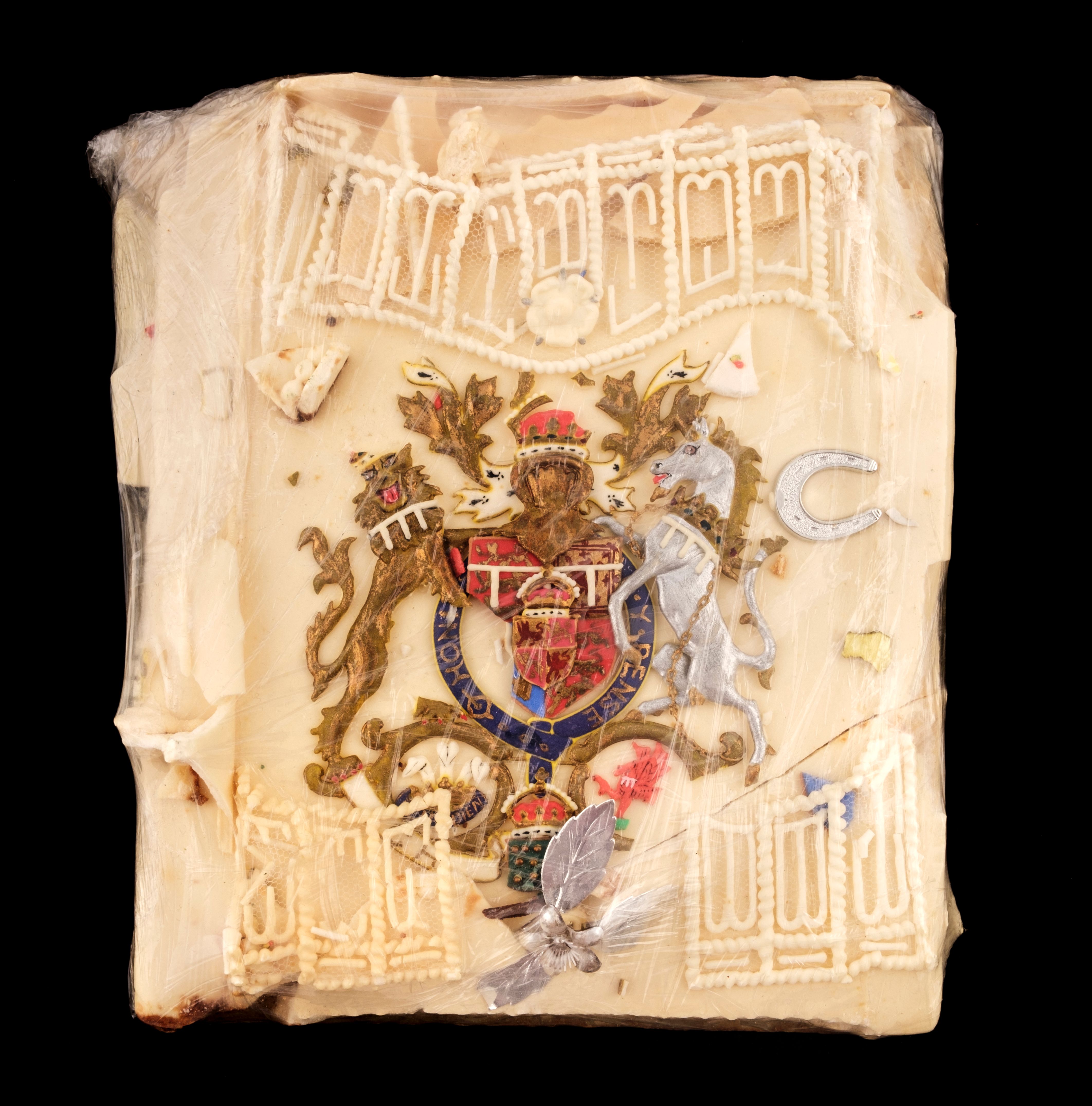 Potongan kue pernikahan Pangeran Charles dan Lady Diana.