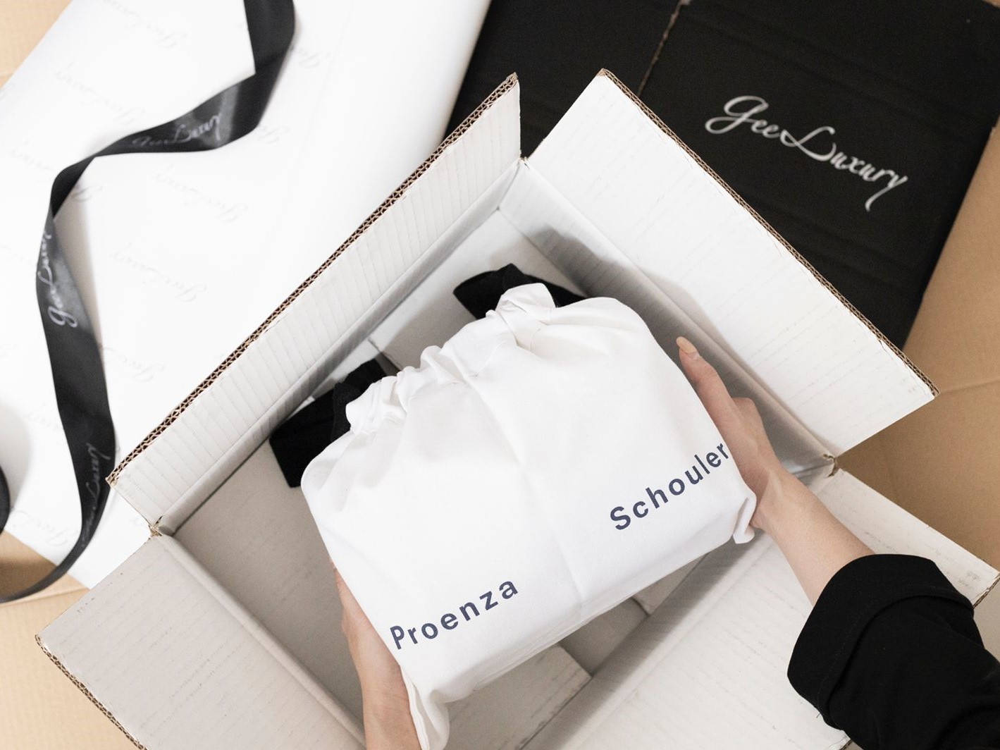 Tidak dapat disangkal bahwa banyak orang memakai produk fesyen dari merek ternama untuk menampilkan kesan berkelas dan glamor. 