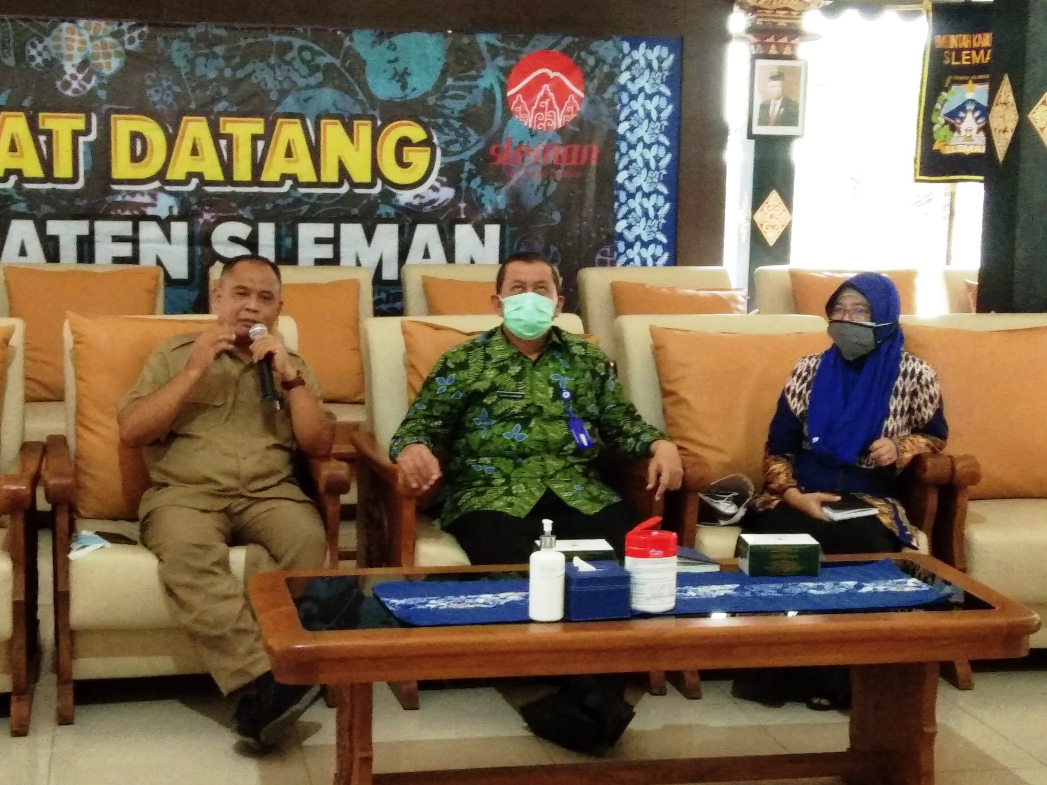 Sekda Kab Sleman Harda Kiswoyo (seragam coklat) me jelaskan penghentian sementara vaksinasi dosis 1.