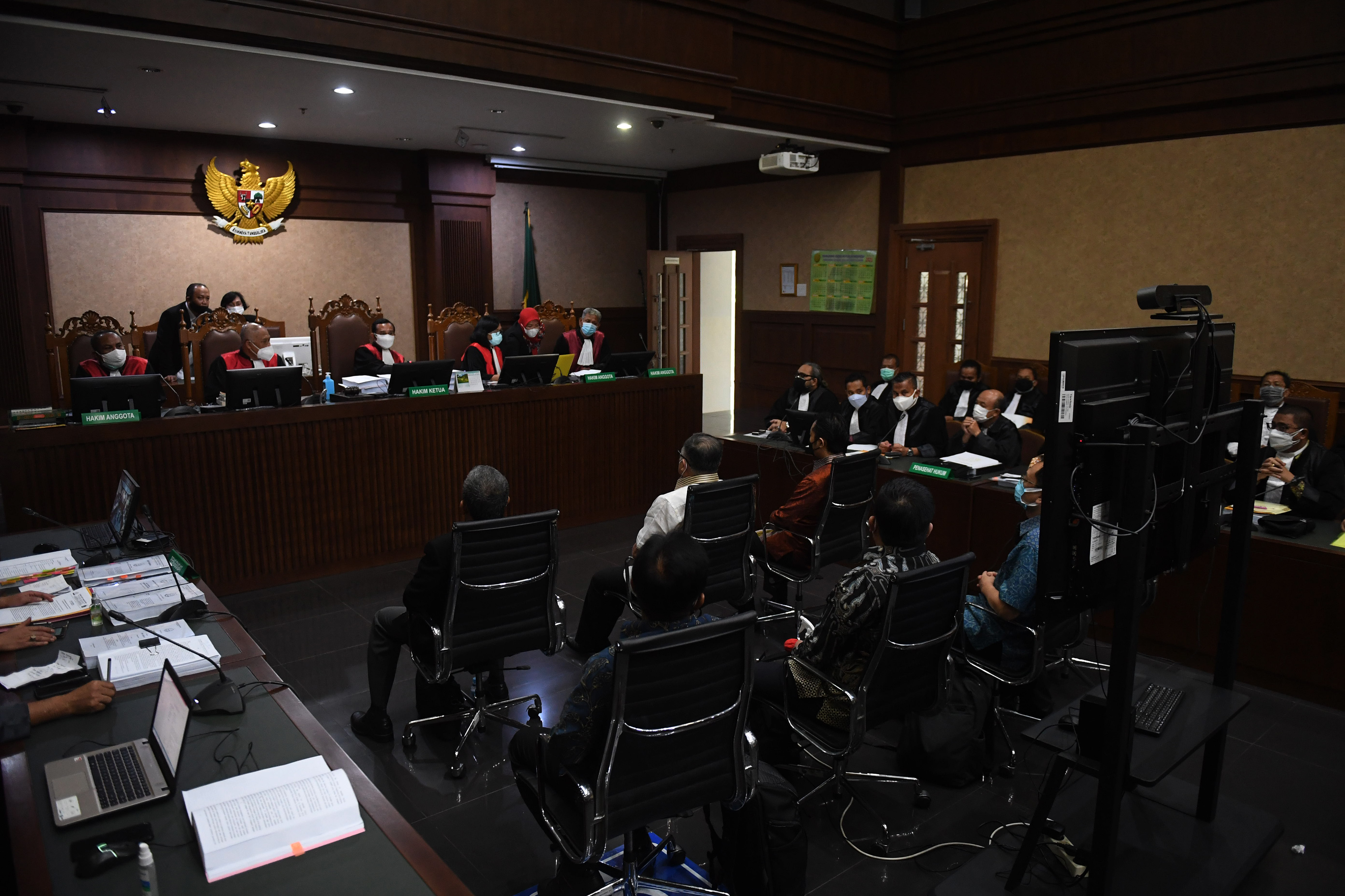 Sejumlah terdakwa kasus dugaan korupsi Asabri mengikuti sidang perdana di Pengadilan Tipikor, Jakarta, minggu lalu.