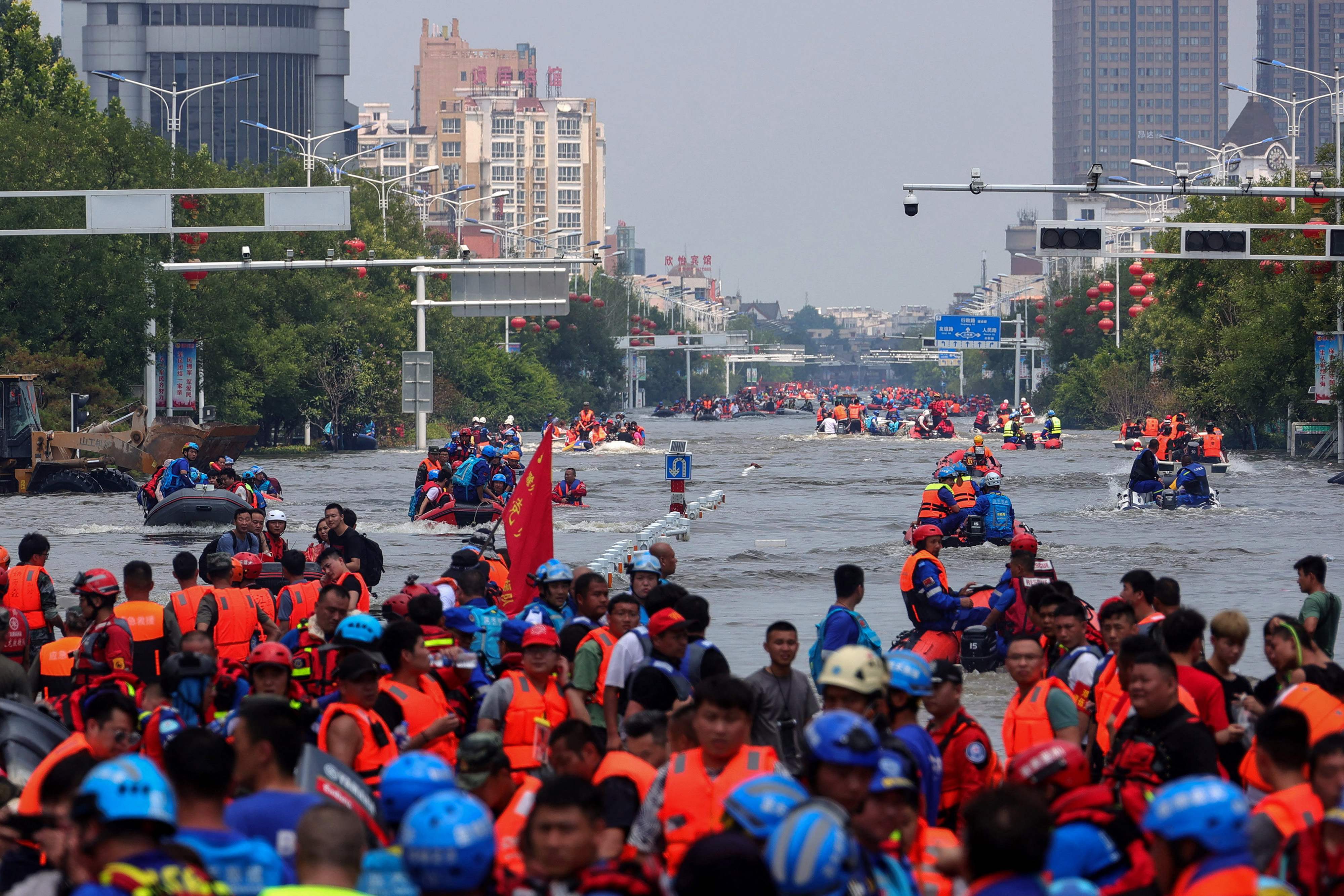 Tim penyelamat mengevakuasi warga saat banjir besar melanda  Weihui, Kota Xinxiang, Provinsi Henan, Tiongkok, pada Minggu (26/7) lalu.