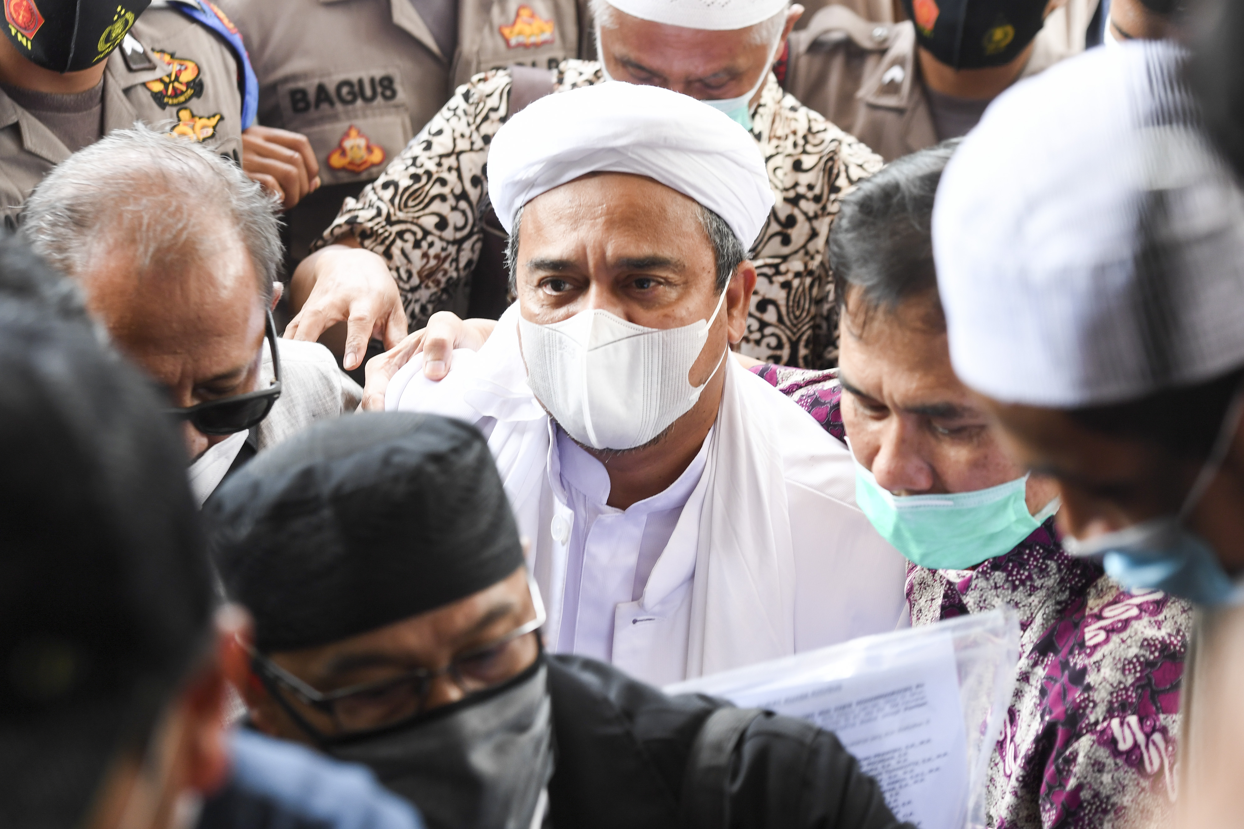 Mantan pemimpin Front Pembela Islam (FPI) Rizieq Shihab (tengah) saat pemeriksaan di Mapolda Metro Jaya, Jakarta, beberapa waktu lalu.