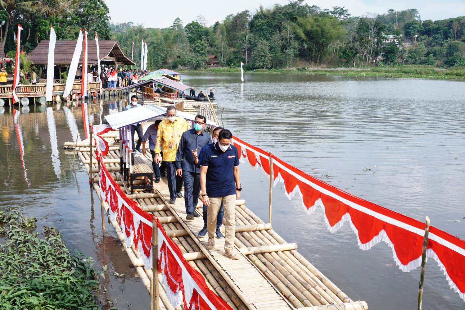 Menparekraf Sandiaga Uno didampingi Wakil Bupati Garut, Helmi Budiman.