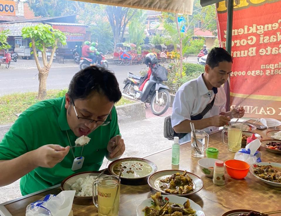 Wakil Menteri Perdagangan Jerry Sambuaga saat makan di sebuah warung di di sekitar Stasiun Balapan, Solo, JawaTengah.