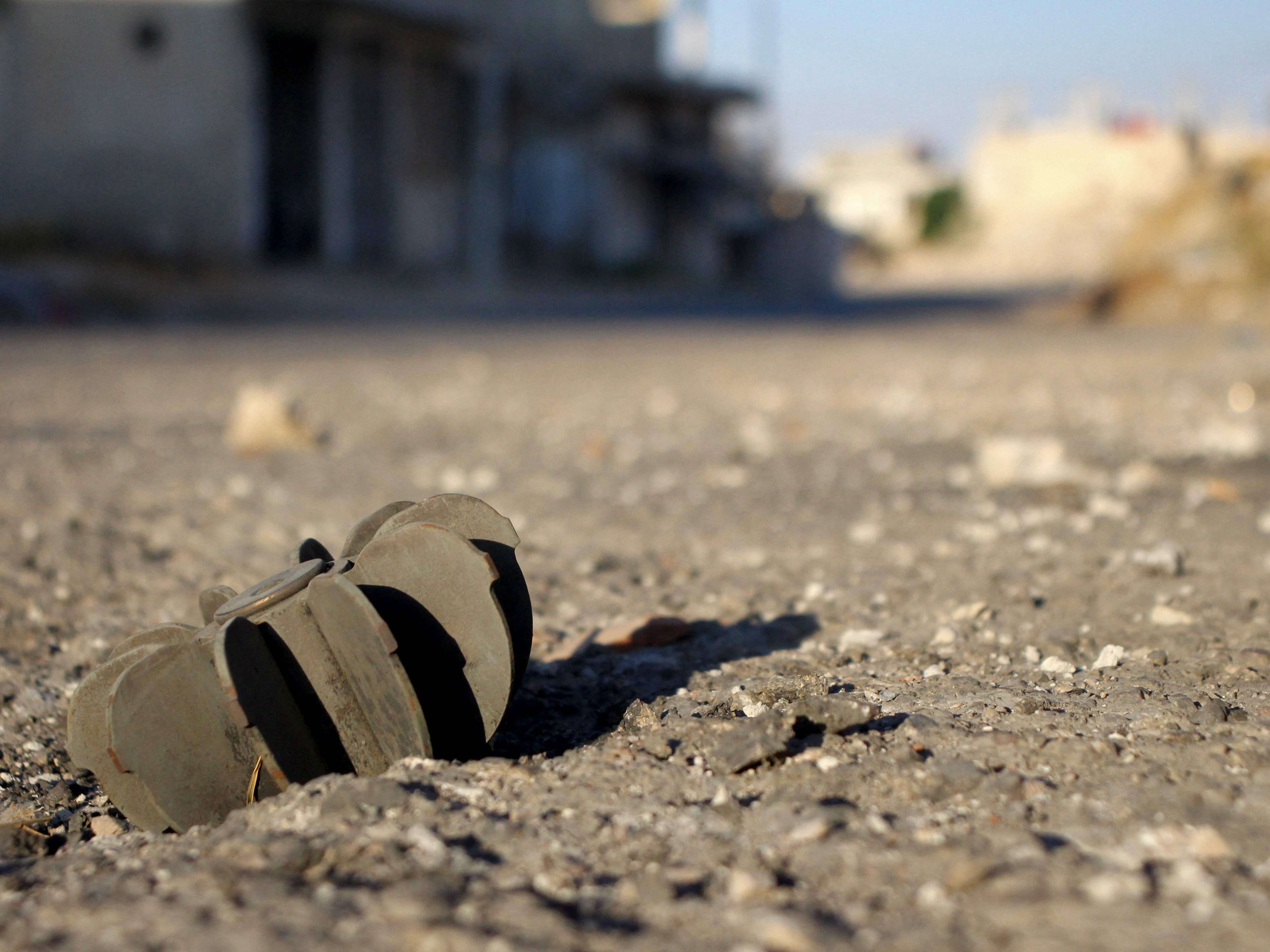 Sisa mortir di distrik Daraa al-Balad Suriah yang kosong setelah pertempuran antara pasukan pemerintah dan kelompok oposisi bersenjata.