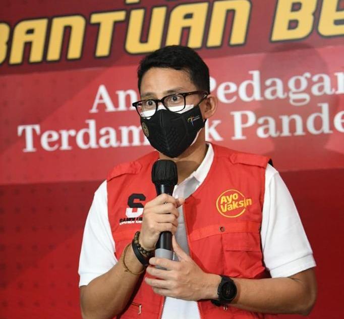 Pengusaha Sandiaga Uno bersama Kahmipreneur menggelar program bantuan beasiswa untuk anak pedagang kecil.