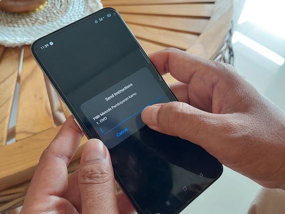  Indosat Ooredoo menawarkan kanal pembayaran e-wallet OVO bagi pelanggan untuk membeli produk dan layanan seluler melalui UMB.