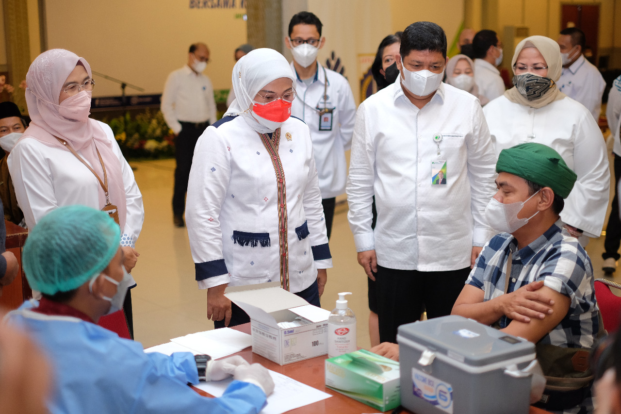 Penuhi Komitmen, BPJAMSOSTEK Dukung Kemenaker Gelar Vaksinasi untuk Pekerja Migran 