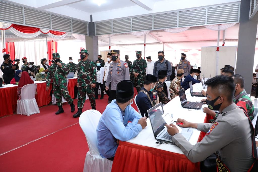 Panglima TNI Marsekal TNI Hadi Tjahjanto meninjau serbuan vaksinasi covid-19 di Pondok Pesantren Tebuireng, Jombang, Jawa Timur, Rabu (25/8)