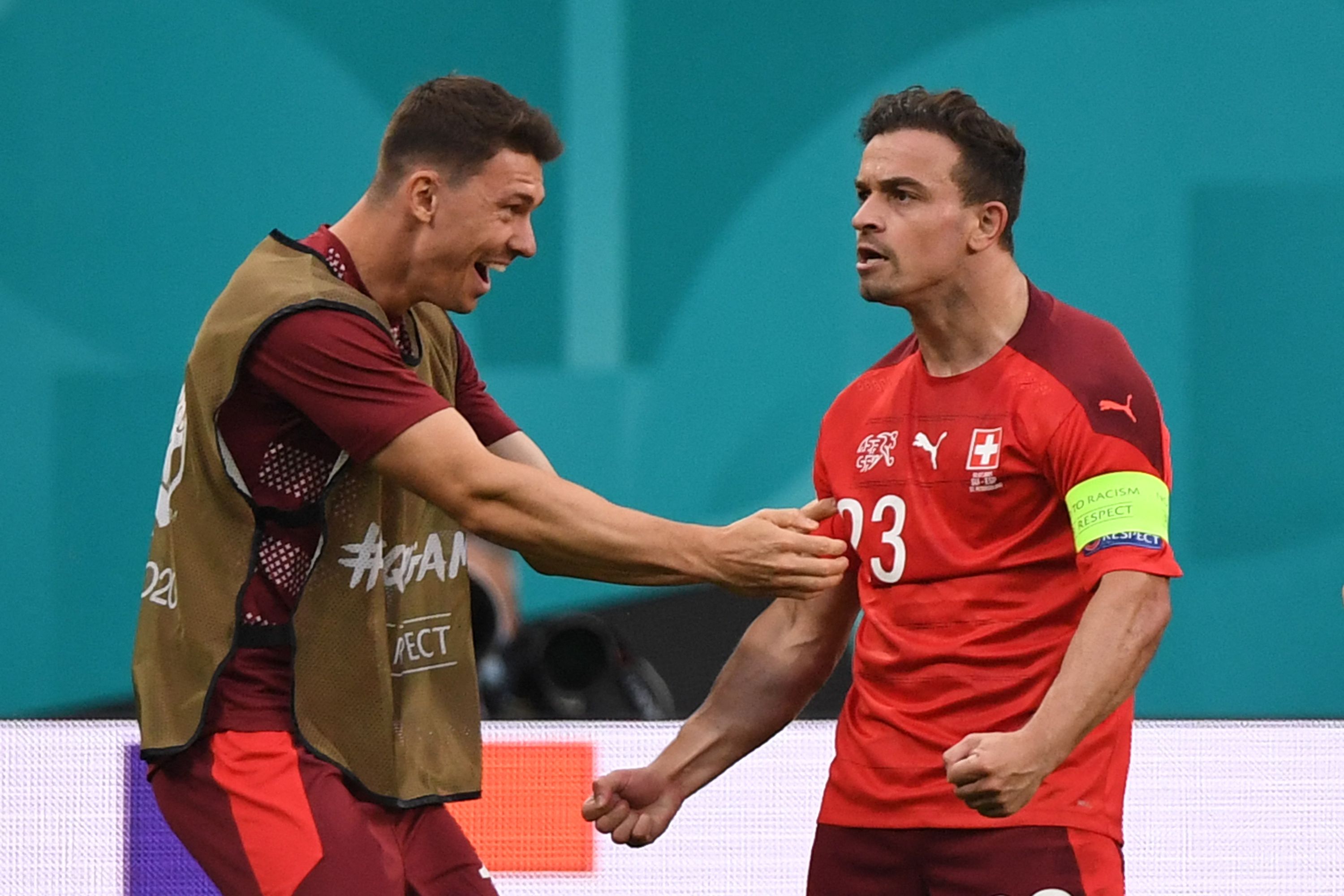 Xherdan Shaqiri, pemain gelandang Liverpol luapkan kegembiraan seusai melesakkan gol ke gawang lawan.