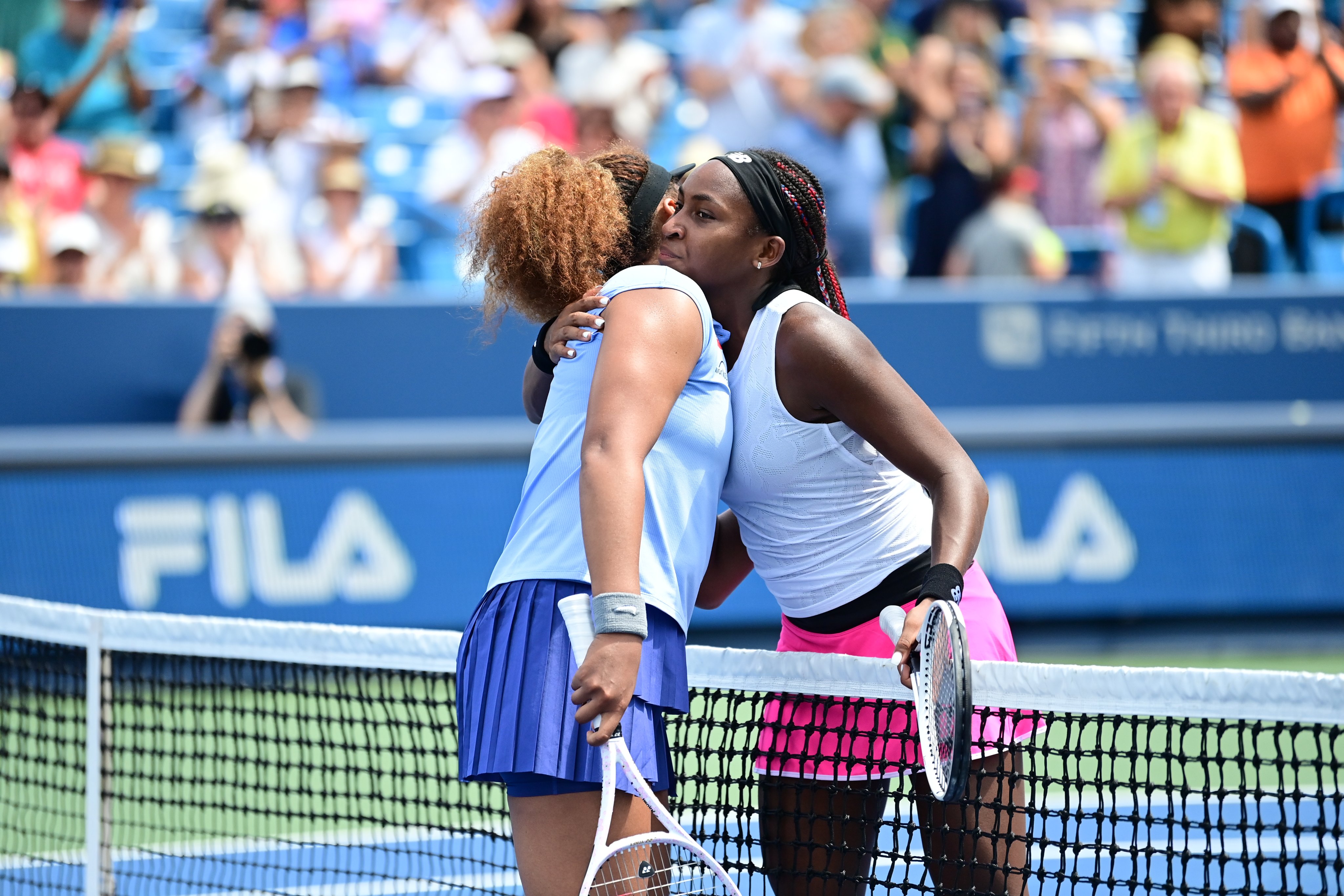 Petenis Jepang Naomi Osaka (kiri) berpelukan dengan Coco Gauff seusai laga di Cincinnati Masters.