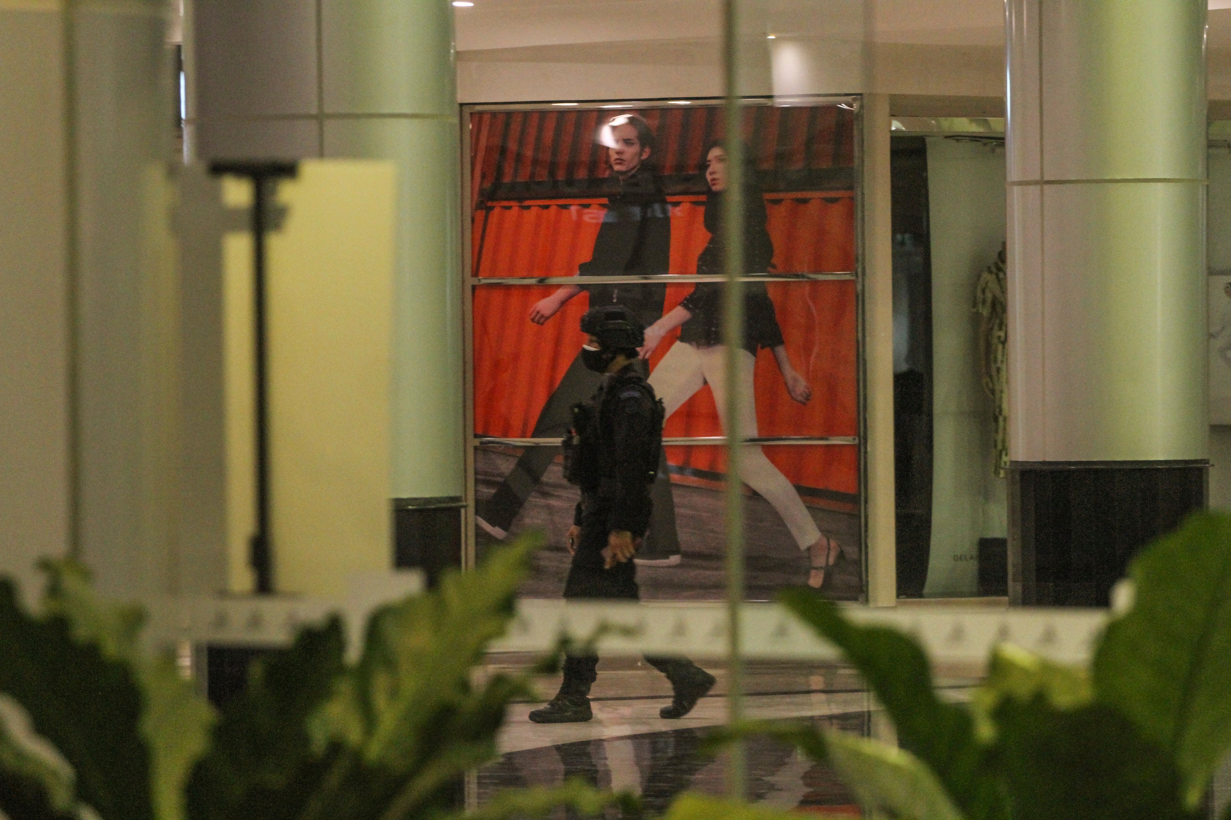  Petugas berada di dalam mal pasca ambruknya lift di MargoCity, Depok, Jawa Barat, Sabtu (21/8).