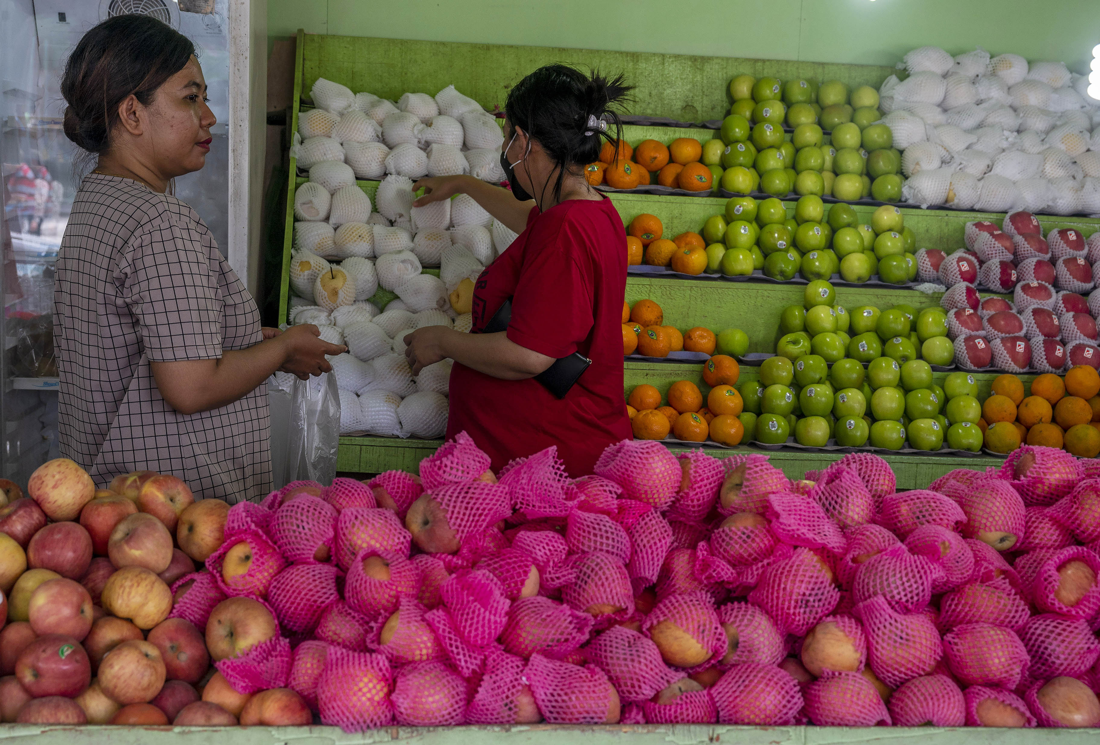 Buah-buahan dipercaya mengandung banyak zat yang dibutuhkan tubuh, mulai dari vitamin, serat, dan sebagainya.