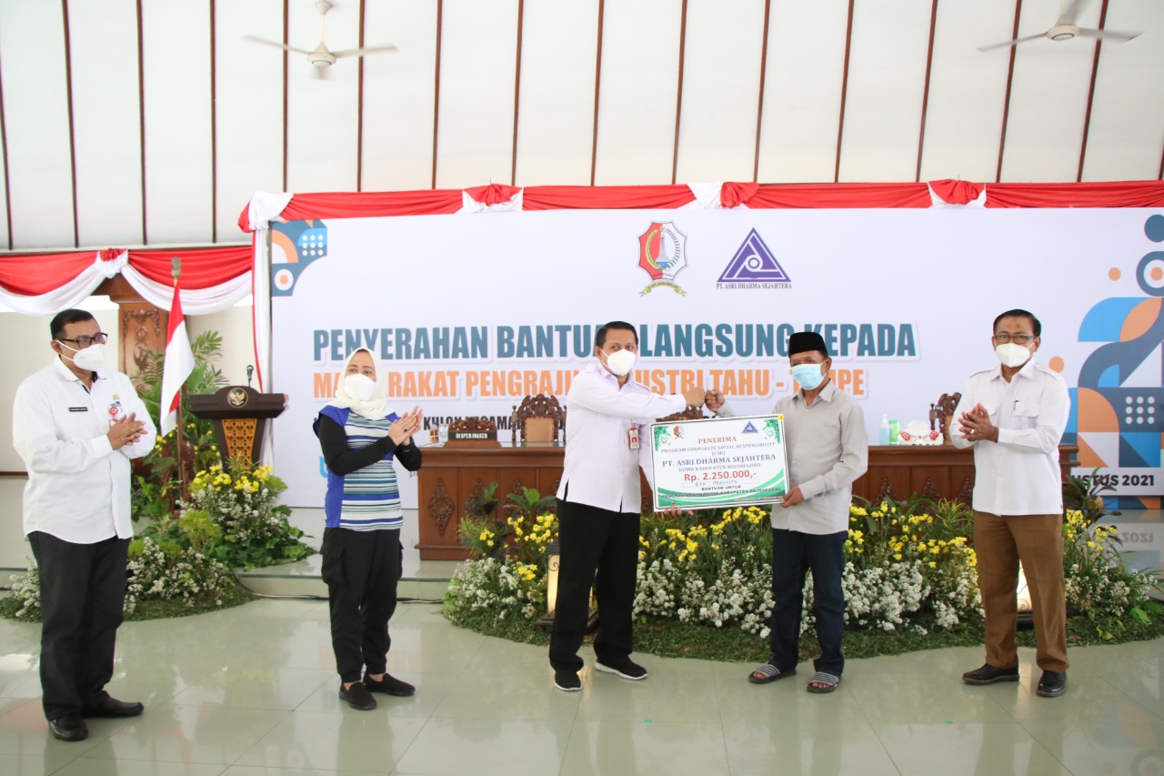 Penyerahan bantuan CSR PT ADS