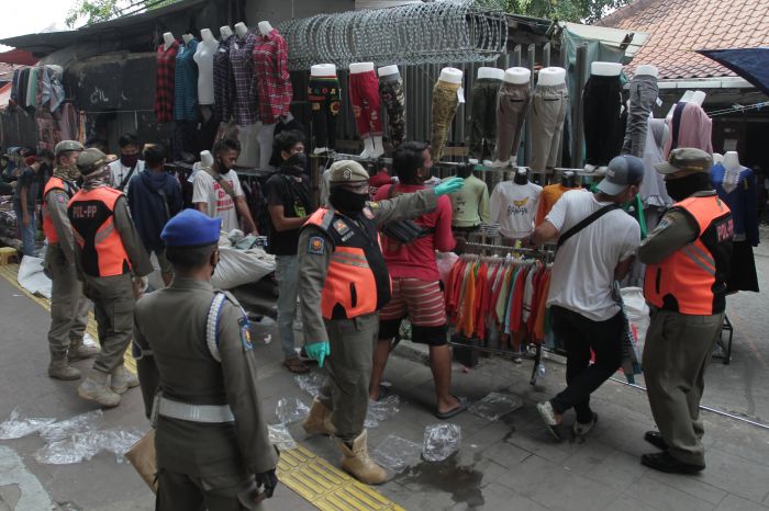 PKL di Pasar Tanah Abang yang berjualan saat PSBB ditertibkan Satpol PP (17/5/2020) 