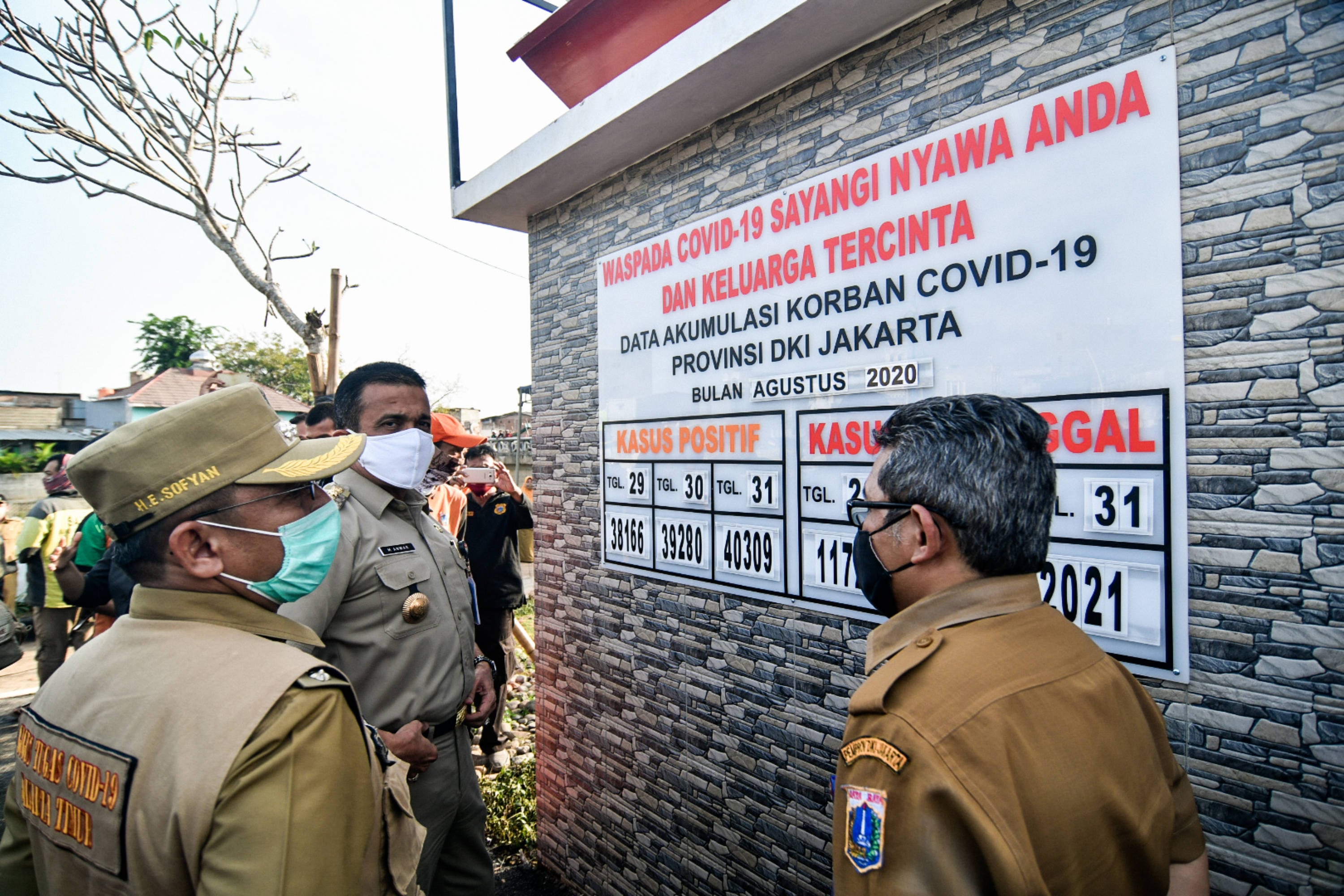 Wali kota Jakarta Timur M. Anwar saat meninjau papan peringatan Covid-19