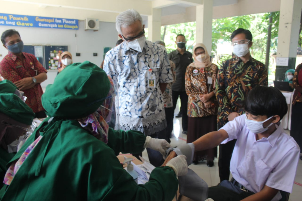 Ratusan Pelajar SMP dan SMA di Solo Ikuti Vaksinasi Covid-19